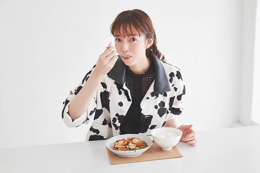 佐藤栞里さんのインスタグラム写真 - (佐藤栞里Instagram)「. MORE連載 "ちょっと取り寄せて食べてみ！？" 発売中の6月号から 北海道のお取り寄せを🥛 そりゃーもう！さすが食の宝庫北海道🌿 彩り豊かな美味しいものがたくさん揃いました☺︎ 大きなお口でがぶっとかぶりつきたくなる ソースや砂糖がついたって気にしない！ 広大な自然を想像しながらもぐもぐすれば もうそこは北海道でした☺️ ちなみに連載の撮影はいつも私服なのですが、 この日は完全に北海道を意識した牛柄ジャケットでした🐮 派手かな〜と思っていたけど 買っておいてよかった🥰笑 #ちょっと食べてみ！？ #ちょっと取り寄せて食べてみ！？」5月24日 21時33分 - satoshiori727