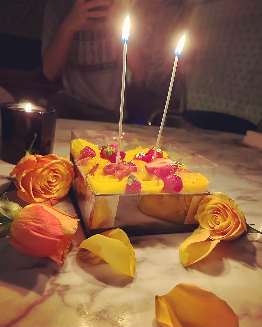 長谷川京子のインスタグラム：「Happy birthday to my son❤️  子供の成長が早い。1年が早い。 あ、わたしも1年歳を取ったんだ、と気づく😅  Your future that will surely grow is shining✨ Love you❤️ @natsuko.ete  #happybirthday#myson#specialcake」