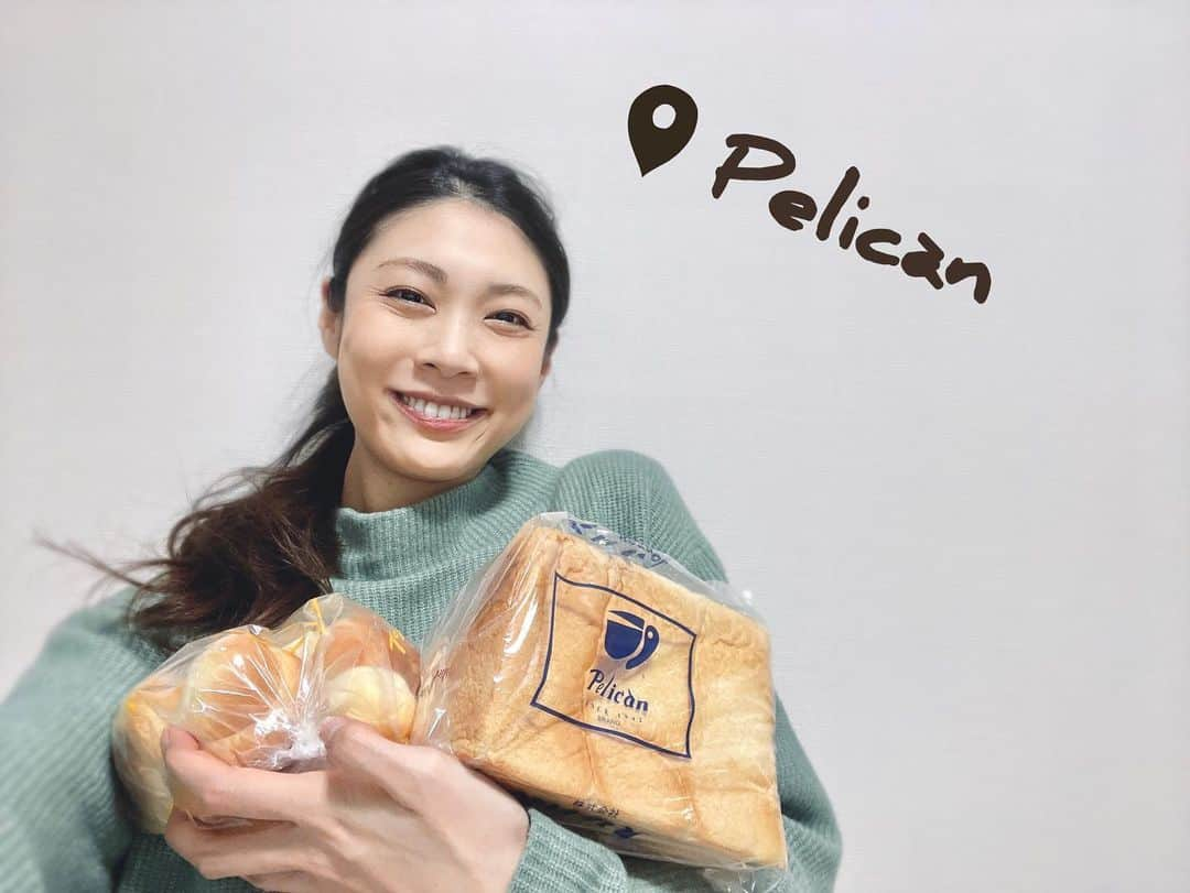 加藤侑紀のインスタグラム：「【ペリカンのパン🍞】 在淺草附近的麵包店，Pelican🐦剛好經過（其實有特地繞一下）買到了！ 他們麵包很單純只有幾種型的原味麵包。很多古早咖啡廳都特地用他們的吐司麵包，也有國外的客人來買回國😳我有麵包最開心了🤭💞   浅草のペリカンさん、ちょうど通り掛かって（本当は少し遠回りして）買えたんだ🐦！ とてもシンプルな、幾つかの形のプレーンパンがあるだけでどれも、懐かしくて美味しい〜🥺色んな喫茶店がご指名で使っているトーストなんだって😉海外の方で買って帰国して食べる人もいるみたい！私はパンさえあればハッピー🤭💞      #ペリカンのパン  #ペリカンの食パン  #perican  #パンさえあれば幸せ  #高級吐司 #パン屋さんの食パン  #麵包控人生 #パンを楽しむ生活  #愛麵包 #日本麵包店 #パン愛強め #大食い女王 #食べてる時がしあわせ #最幸福的就是吃 #よく食べる女子 #大胃女子的日常 #私の食生活 #台日ハーフ #台日混血兒 #台湾ハーフ #台日友好🇹🇼🇯🇵 #日本女演員 #私の日常生活 #我的日常生活 #學日語 #日本語學習 #日本語教學 #中国語を勉強している人と繋がりたい #北京語」