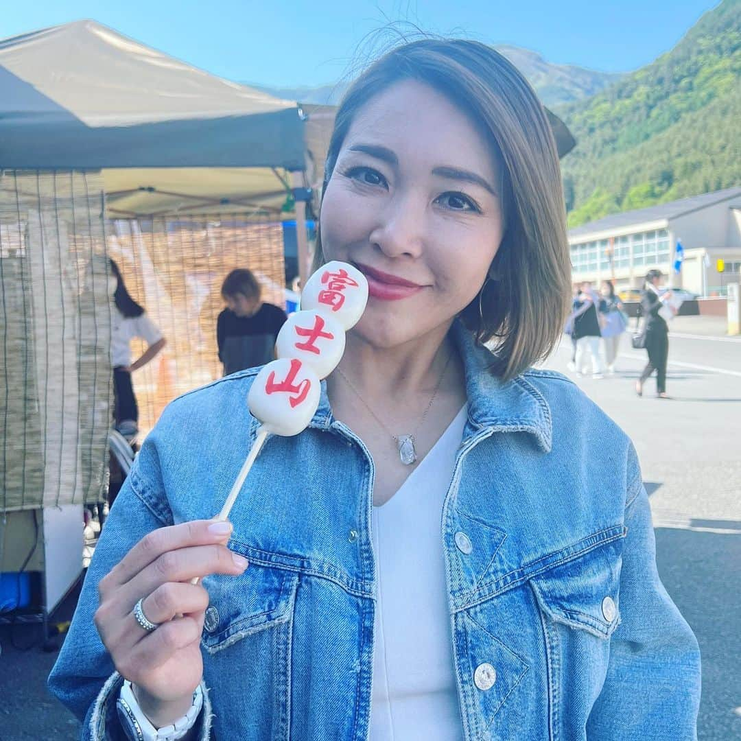 長谷川朋美さんのインスタグラム写真 - (長谷川朋美Instagram)「4ワン連れてロードトリップ♪ 前から一度してみたかったこと✨ 叶いましたー🥹  まずこちらは河口湖❣️  天気が良くてとにかく富士山が くっきり、ぱっつんっ！🗻  この日は私たちの吉方位旅行でもあり 2人でダブル吉方位😆  運気爆上がりそうな写真をゲット👍  4ワンとの家族写真撮れて嬉しい☺️❤️  ロードトリップはまだまだ続きまーす🚙  #山梨県 #yamanashi #河口湖 #kawaguchiko #mtfuji #富士山 #開運 #運気爆上げ #吉方位 #吉方位旅行 #ロードトリップ #浅間山神社 #天空の鳥居」5月24日 21時36分 - hasegawa.elena.tomomi