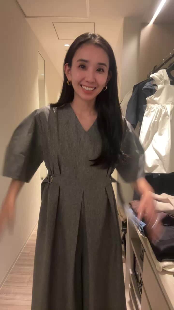 鈴木詩織のインスタグラム：「meriコラボアイテムLIVE with天の声さん🧔🏻‍♂️🤍 @meri.onlinestore   5/27(土)20:00〜発売です🛒 そのときに23:59まで使える10%OFFクーポンも出ます🎫  #meri#ミリコのミリ活」