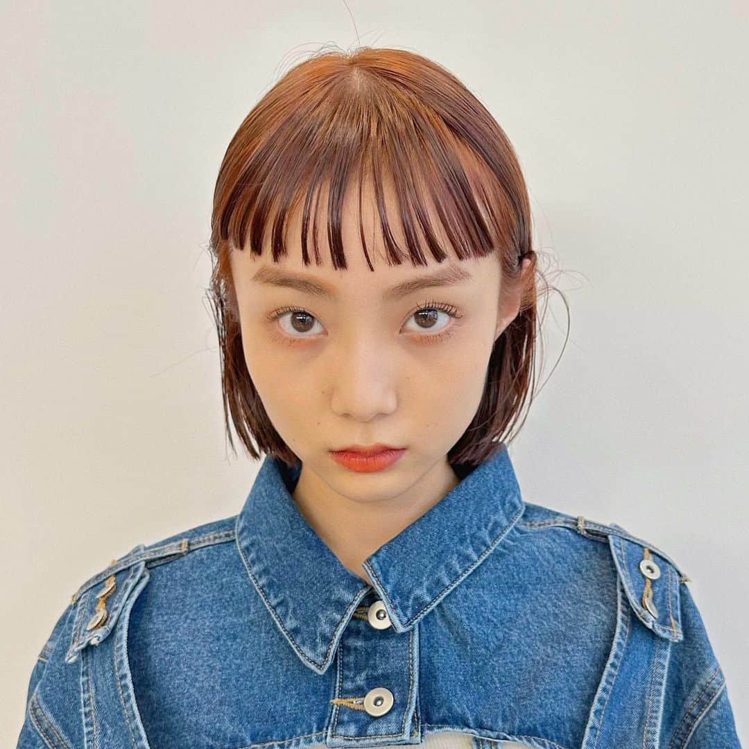 Momoのインスタグラム：「. おんまゆとオレンジ🍊🧡 . 最強可愛い組み合わせ♡ . . . ✔️画像を保存してカウンセリングの 時にみせてください♡♡ .  イメージを変えたいけど短くするのも ブリーチをするのも勇気がいる🥺 . そんな方にも幅広くその方にあった提案 をさせて頂き一緒におしゃれを楽しみましょう♡ . ブリーチカラーは【ケアブリーチ】を 推奨しております♡ . ケアブリーチは従来よりも髪の毛への ダメージが94%cutされます！ . ブリーチなしのダブルカラーも 提案させて頂きますのでぜひご相談ください♡ . 12／3から 新店舗　GARD/ëN (ガーデン／エン) がopen♡♡ . 場所は表参道♡♡ 新しいこだわりのつまったお店で ぜひお会いできるのを楽しみに お待ちしております♡♡ . . ご予約はTOPからご予約サイト に飛べます✈︎♡(料金もそちらを参考に) . ご新規様も喜んでお待ちしております♡ . お電話.DMからも受け付けております♡ (DMは返信が遅くなる可能性が ございますのでそちらご了承下さい🙇‍♀️)  . .  〒150-0001 東京都渋谷区神宮前5-39-2 2F . TEL☎︎ 03-6712-5995 . 表参道駅から徒歩5分🚶🏼‍♀️(A1出口) ( 銀座線/千代田線/半蔵門線 ) . . 月 定休日 火・水　11:00〜20:00 木・金　12:00〜20:30 土　10:00〜19:00 日　10:00〜19:00 祝　10:00〜19:00 . . ぜひ、ご予約お待ちしてます♡♡ . codeアカウントはこちら   @__cd.momo____________ ♡ . ぜひフォローしてください♡ .」