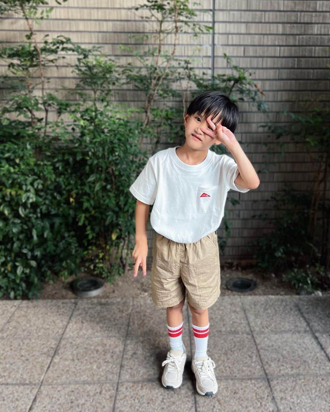 宮崎真梨子さんのインスタグラム写真 - (宮崎真梨子Instagram)「…𝕗𝕒𝕤𝕙𝕚𝕠𝕟 #キッズコーデ  すっかり Tシャツの季節ですね。 ワッペンと刺繍が可愛い白Tは【ikka(@ikka_official )】のアーバンネイチャーライフ ワッペンTシャツです！ ∵ ハワイ発のサーフブランド「URBAN NATURE LIFE」のキッズTシャツ。 赤いロゴとポケットがポイントになって可愛い❤️ちょっと大きめサイズを選んで、インして着るのがまた可愛い♡ ∵ ∵ #ikka #イッカ #urbannaturelife_jp #tシャツコーデ #130センチコーデ」5月24日 21時37分 - miyamari92