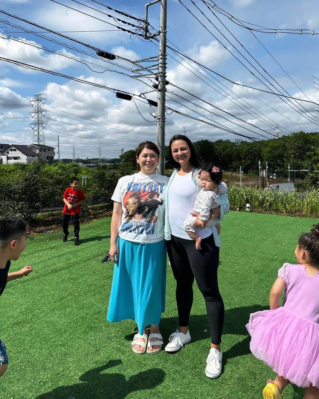 エリナ シルカのインスタグラム：「マフィ家と山田家が集まると、 写真さえカオス。 ラグビー妻は常に子供に囲まれてます🥰🙃」
