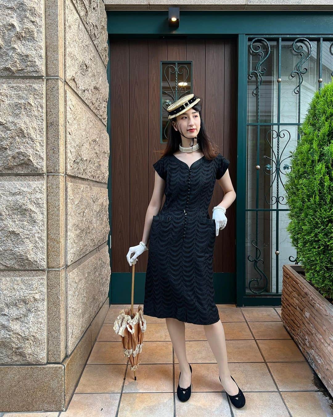 NUTTY Vintage&Collectibleさんのインスタグラム写真 - (NUTTY Vintage&CollectibleInstagram)「👒NEW ARRIVAL👒  ▫︎50s straw hat：new! ▫︎50s little black dress：new!  ▫︎50s nylon gloves：new! ▫︎80s Pearl choker:new! ▫︎parasol (参考商品)   本日入荷の小振りなつばにヴェルヴェットとチュールがクラシカルな vintage hatをメインに小粋なリトルブラックドレスとパール、グローブを合わせたシックなスタイル。  シンプルながらディテールとシルエットが美しいvintage little black dressと出会えたら、フォーマルから日常まで合わせる小物で変化をつけつつ様々なシーンを楽しむ事が出来ます。  NUTTYでは自分にピッタリのスペシャルドレスを自分流に着こなすvintage小物も沢山ご用意しております✨  ┈┈┈┈┈┈┈┈┈┈┈┈┈┈┈┈┈ 【NUTTY通販について】 ⚫︎SNS掲載商品は通販可能です。お気軽にDMにてお問い合わせ下さい。 ⚫︎＜ONLINE STORE＞http://nutty.theshop.jp/ （プロフィールページURLよりアクセス出来ます） ┈┈┈┈┈┈┈┈┈┈┈┈┈┈┈┈┈  #nuttyvintage#vintage #vintagefashion#南堀江#1930s#1940s#1950s#1960s#1970s #1980s #80s #ヴィンテージ#Vintageblouse#1950sfashion#1960sshorts#lucite#lucitejewelry#Hawaiian#vintageHawaiian#whitestag#collectivejewelry #ootd #vintageootd #MaryPoppins #breakfastattiffanys #lbd」5月24日 21時43分 - nutty_vintage
