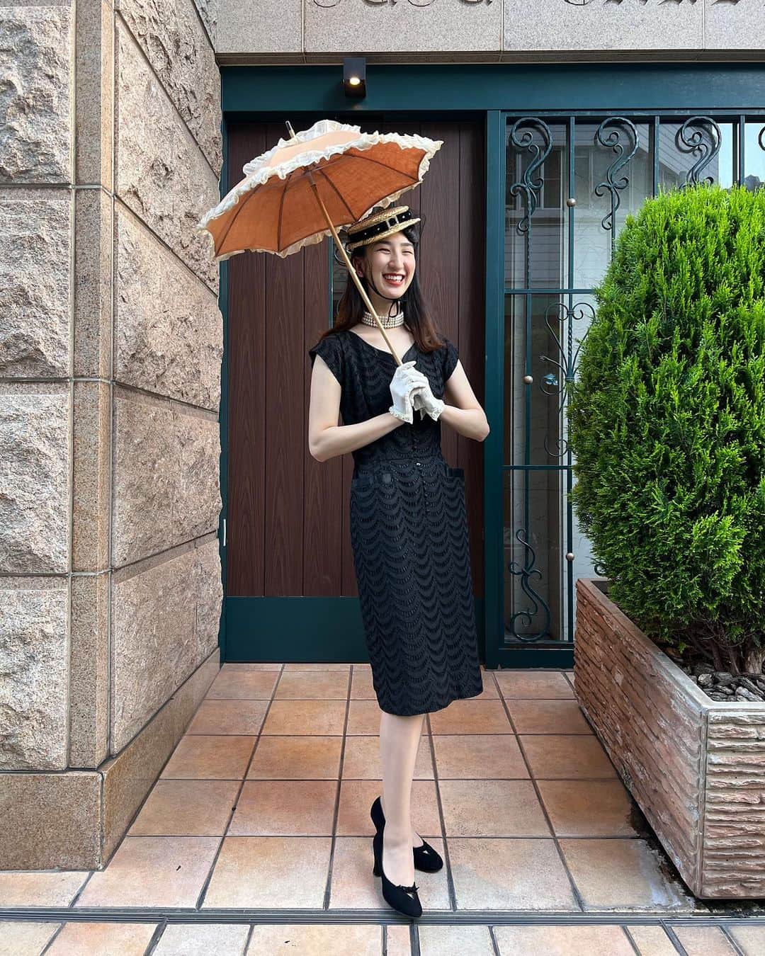 NUTTY Vintage&Collectibleさんのインスタグラム写真 - (NUTTY Vintage&CollectibleInstagram)「👒NEW ARRIVAL👒  ▫︎50s straw hat：new! ▫︎50s little black dress：new!  ▫︎50s nylon gloves：new! ▫︎80s Pearl choker:new! ▫︎parasol (参考商品)   本日入荷の小振りなつばにヴェルヴェットとチュールがクラシカルな vintage hatをメインに小粋なリトルブラックドレスとパール、グローブを合わせたシックなスタイル。  シンプルながらディテールとシルエットが美しいvintage little black dressと出会えたら、フォーマルから日常まで合わせる小物で変化をつけつつ様々なシーンを楽しむ事が出来ます。  NUTTYでは自分にピッタリのスペシャルドレスを自分流に着こなすvintage小物も沢山ご用意しております✨  ┈┈┈┈┈┈┈┈┈┈┈┈┈┈┈┈┈ 【NUTTY通販について】 ⚫︎SNS掲載商品は通販可能です。お気軽にDMにてお問い合わせ下さい。 ⚫︎＜ONLINE STORE＞http://nutty.theshop.jp/ （プロフィールページURLよりアクセス出来ます） ┈┈┈┈┈┈┈┈┈┈┈┈┈┈┈┈┈  #nuttyvintage#vintage #vintagefashion#南堀江#1930s#1940s#1950s#1960s#1970s #1980s #80s #ヴィンテージ#Vintageblouse#1950sfashion#1960sshorts#lucite#lucitejewelry#Hawaiian#vintageHawaiian#whitestag#collectivejewelry #ootd #vintageootd #MaryPoppins #breakfastattiffanys #lbd」5月24日 21時43分 - nutty_vintage