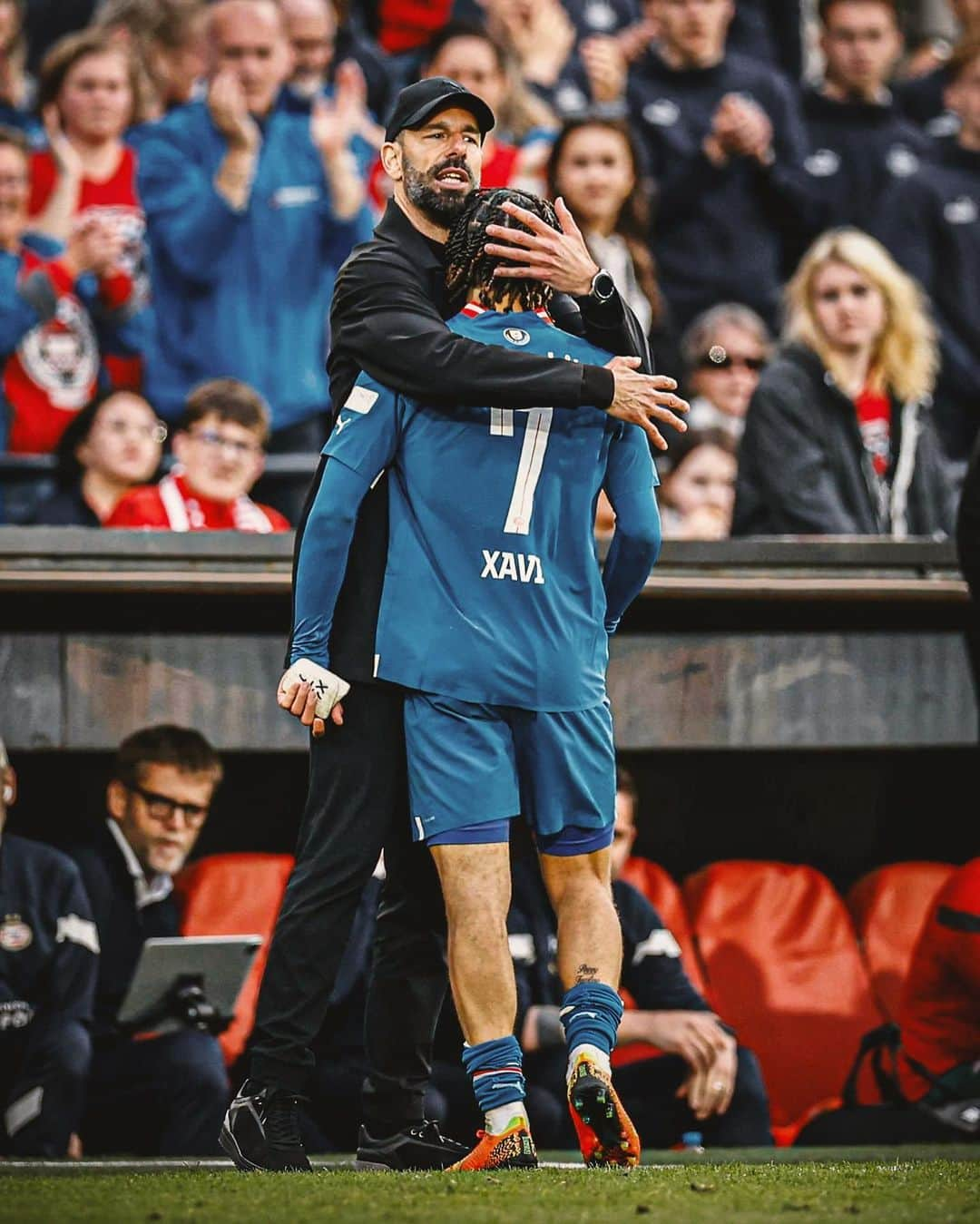 シャビ・シモンズのインスタグラム：「Thank you for making me a better player and helping me achieve one of my dreams of making it to the national team. Forever grateful. Good luck in the future, mister! 🙏🏽❤️」