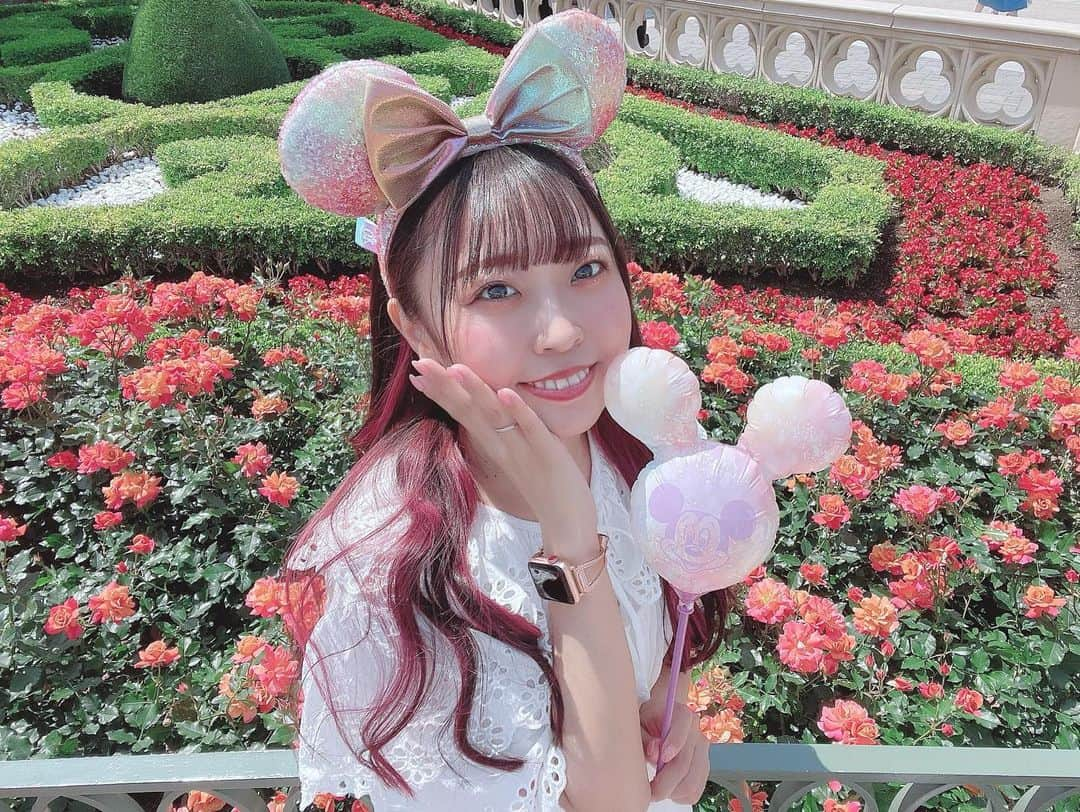 日向結衣さんのインスタグラム写真 - (日向結衣Instagram)「. たまちゃんが撮ってくれたお写真🦄 シンデレラ城の前に咲いていたバラが凄くいい香りがした🌹 . この手持ちバルーンは思った以上に大きかった🎈 でも持ってるとテンション上がるし映える♡ . また早く行きたいなー♡♡♡♡ . #東京ディズニーリゾート #東京ディズニーランド #ディズニーランド #40周年 #ディズニー40周年 #40周年グッズ #ディズニーランドコーデ #ディズニーコーデ #春服 #ダブルクローゼット」5月24日 21時44分 - hinatayui0826