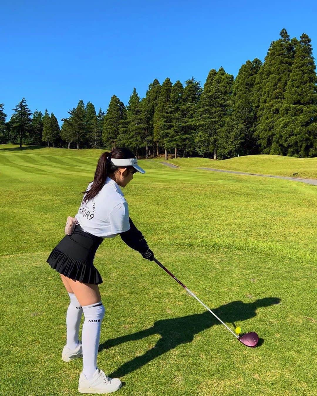 天木じゅんさんのインスタグラム写真 - (天木じゅんInstagram)「⛳️💚🌳  半年ぶりのゴルフ⛳️は案の定走り回りました🤣  2:30起きのアーリーバード😌 いいお天気なのに涼しくて最高の ゴルフ日和だった♩  ナベプロ時代も現在も優しくしてくださっている たかみち店長 @minnanotakamichi も一緒だったよ！！！ 昔から面白くて優しくて本当に天才🤣 仕事でもプライベートでも常に ツボにはめてくるので 笑いの天才だと思います。  2組の身内早朝コンペ楽しすぎました。 いい趣味に出会えたもんで幸せだなぁ人生🫣🩵🩵🩵  ウェア🩷 @mirror9golf  @mirror9official   #天木ゴルフ #golf #ゴルフ #ゴルフ女子 #ゴルフウェア  🤍🤍お知らせ🤍🤍  発売中📘 12枚目DVD『ぷるぷる天使』 4冊目写真集『生』 『グラドル名鑑2023』 『むっちむち写真集』 『むっちむち写真集』デジタル版 動画配信『太陽いっぱい』  発売予定🩵 6月5日『週刊大衆』表紙,巻頭グラビア 6月5日『アサ芸Secret』  出演📺 【風雲！たけし城】少し出演 Amazon prime video   5月25日【チャリロトよしもと】 BSよしもと　22:00〜23:40  6月8日【チャリロトよしもと】 BSよしもと　22:00〜23:40  6月22日【チャリロトよしもと】 BSよしもと　22:00〜23:40  映画🎞🎬 2023年秋頃公開 【夢叶えるサウナ】メインキャスト  イベント📷 6月21日　映画【夢叶えるサウナ】 完成披露イベント開催決定🎬 池袋HUMAXシネマズ 19時〜上映後舞台挨拶  【Regular posting🖤】 Jun Amaki EC site ＼ ｊｕn  ａｍａｋi OFFICIAL SITE ／ Original goods on sale.👗💕 From the highlight link :)🔖🧷  #天木じゅん #junamaki #天木纯 #グラビア #gravure #我是天木纯 #请叫我是天木纯小姐」5月24日 21時44分 - jun.amaki