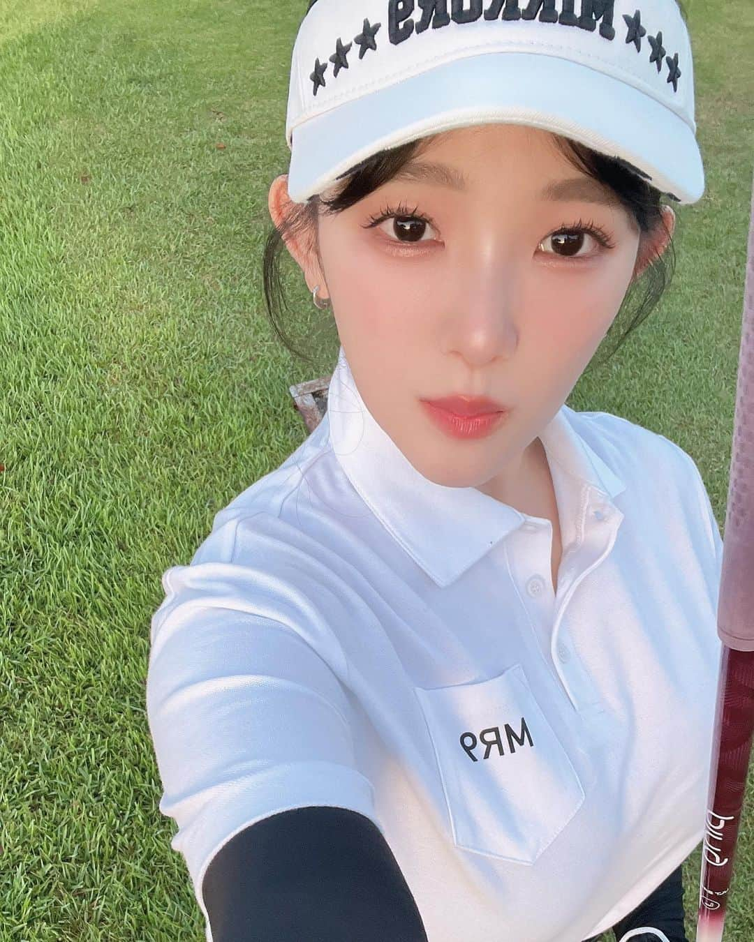 天木じゅんさんのインスタグラム写真 - (天木じゅんInstagram)「⛳️💚🌳  半年ぶりのゴルフ⛳️は案の定走り回りました🤣  2:30起きのアーリーバード😌 いいお天気なのに涼しくて最高の ゴルフ日和だった♩  ナベプロ時代も現在も優しくしてくださっている たかみち店長 @minnanotakamichi も一緒だったよ！！！ 昔から面白くて優しくて本当に天才🤣 仕事でもプライベートでも常に ツボにはめてくるので 笑いの天才だと思います。  2組の身内早朝コンペ楽しすぎました。 いい趣味に出会えたもんで幸せだなぁ人生🫣🩵🩵🩵  ウェア🩷 @mirror9golf  @mirror9official   #天木ゴルフ #golf #ゴルフ #ゴルフ女子 #ゴルフウェア  🤍🤍お知らせ🤍🤍  発売中📘 12枚目DVD『ぷるぷる天使』 4冊目写真集『生』 『グラドル名鑑2023』 『むっちむち写真集』 『むっちむち写真集』デジタル版 動画配信『太陽いっぱい』  発売予定🩵 6月5日『週刊大衆』表紙,巻頭グラビア 6月5日『アサ芸Secret』  出演📺 【風雲！たけし城】少し出演 Amazon prime video   5月25日【チャリロトよしもと】 BSよしもと　22:00〜23:40  6月8日【チャリロトよしもと】 BSよしもと　22:00〜23:40  6月22日【チャリロトよしもと】 BSよしもと　22:00〜23:40  映画🎞🎬 2023年秋頃公開 【夢叶えるサウナ】メインキャスト  イベント📷 6月21日　映画【夢叶えるサウナ】 完成披露イベント開催決定🎬 池袋HUMAXシネマズ 19時〜上映後舞台挨拶  【Regular posting🖤】 Jun Amaki EC site ＼ ｊｕn  ａｍａｋi OFFICIAL SITE ／ Original goods on sale.👗💕 From the highlight link :)🔖🧷  #天木じゅん #junamaki #天木纯 #グラビア #gravure #我是天木纯 #请叫我是天木纯小姐」5月24日 21時44分 - jun.amaki