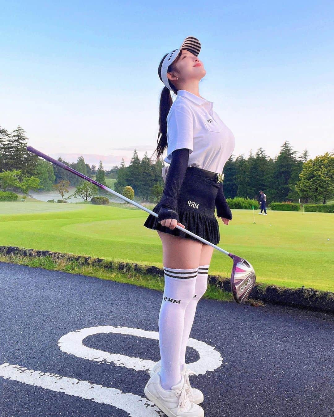 天木じゅんさんのインスタグラム写真 - (天木じゅんInstagram)「⛳️💚🌳  半年ぶりのゴルフ⛳️は案の定走り回りました🤣  2:30起きのアーリーバード😌 いいお天気なのに涼しくて最高の ゴルフ日和だった♩  ナベプロ時代も現在も優しくしてくださっている たかみち店長 @minnanotakamichi も一緒だったよ！！！ 昔から面白くて優しくて本当に天才🤣 仕事でもプライベートでも常に ツボにはめてくるので 笑いの天才だと思います。  2組の身内早朝コンペ楽しすぎました。 いい趣味に出会えたもんで幸せだなぁ人生🫣🩵🩵🩵  ウェア🩷 @mirror9golf  @mirror9official   #天木ゴルフ #golf #ゴルフ #ゴルフ女子 #ゴルフウェア  🤍🤍お知らせ🤍🤍  発売中📘 12枚目DVD『ぷるぷる天使』 4冊目写真集『生』 『グラドル名鑑2023』 『むっちむち写真集』 『むっちむち写真集』デジタル版 動画配信『太陽いっぱい』  発売予定🩵 6月5日『週刊大衆』表紙,巻頭グラビア 6月5日『アサ芸Secret』  出演📺 【風雲！たけし城】少し出演 Amazon prime video   5月25日【チャリロトよしもと】 BSよしもと　22:00〜23:40  6月8日【チャリロトよしもと】 BSよしもと　22:00〜23:40  6月22日【チャリロトよしもと】 BSよしもと　22:00〜23:40  映画🎞🎬 2023年秋頃公開 【夢叶えるサウナ】メインキャスト  イベント📷 6月21日　映画【夢叶えるサウナ】 完成披露イベント開催決定🎬 池袋HUMAXシネマズ 19時〜上映後舞台挨拶  【Regular posting🖤】 Jun Amaki EC site ＼ ｊｕn  ａｍａｋi OFFICIAL SITE ／ Original goods on sale.👗💕 From the highlight link :)🔖🧷  #天木じゅん #junamaki #天木纯 #グラビア #gravure #我是天木纯 #请叫我是天木纯小姐」5月24日 21時44分 - jun.amaki