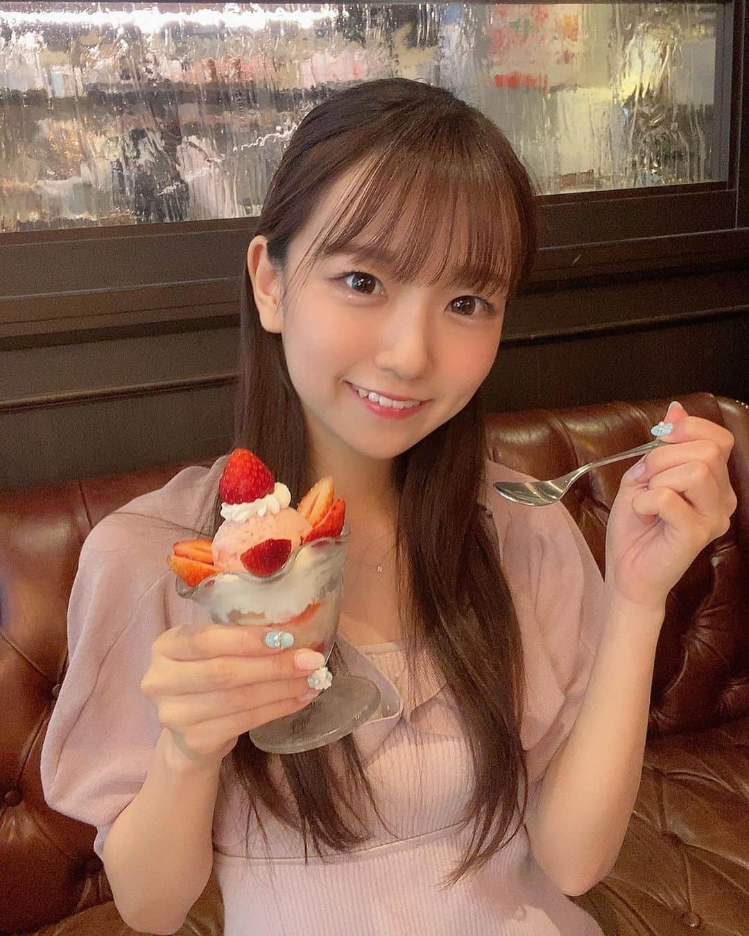 宮脇彩花さんのインスタグラム写真 - (宮脇彩花Instagram)「♡  ミニイチゴパフェたべた🍓  いちごと生クリームすきすぎ！！ スイーツ巡りしたい🍰♡  #地下アイドル #イチゴパフェ🍓 #スイーツ巡りしたい #アイドルヘア #アイドル私服 #バニクル #bunnylacrew」5月24日 21時45分 - ayaka_bunnyla