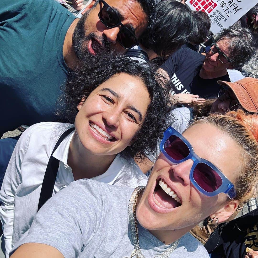 ビジー・フィリップスさんのインスタグラム写真 - (ビジー・フィリップスInstagram)「YESTERDAY! a recap! 1. standing in solidarity with @wgaeast @wgawest as a member of @sagaftra & @directorsguild is how we will ALL be able to continue to keep working in these beautiful careers in order to make beautiful (and weird and funny and disturbing and true) ART (yeah i said art) and i was honored to be a part of yesterday’s rally! Thank you to all my friends in the WGA who sent me their words for my speech(especially the many many zaslov jokes)! She is her grandfather’s granddaughter(and her great grandfather’s great granddaughter)!!! IYKYK✨ 2.  @kalpenn caught me in action 3. this pic of me flamingo-ing on stage made me lol 4. the greatest is running into friends and realizing that even though you’re all performers, you’re also all insanely nervous to speak on stage😂 @kalpenn @ilana 5. why did i ask the genius @cynthiaenixon to stare directly into the sun to take this picture? And why am i making this face? i have no idea but i was nervous because i love her. 6. then after that-  the PODCAST! @instacais is still in cape cod and we’re joined by my friend @christabmiller to talk rocks and Shrinking and who we want to be when we grow up❤️7. i only changed 3 times yesterday. gonna miss this mirror when i move. 8. celebrating the day’s events with @surefineokay over tinis obviously. 9. and this person joined for pasta and salad minus the tini 10. and then this person made a hat from the top of her hamper. AND THEN I WENT TO BED.」5月24日 21時46分 - busyphilipps