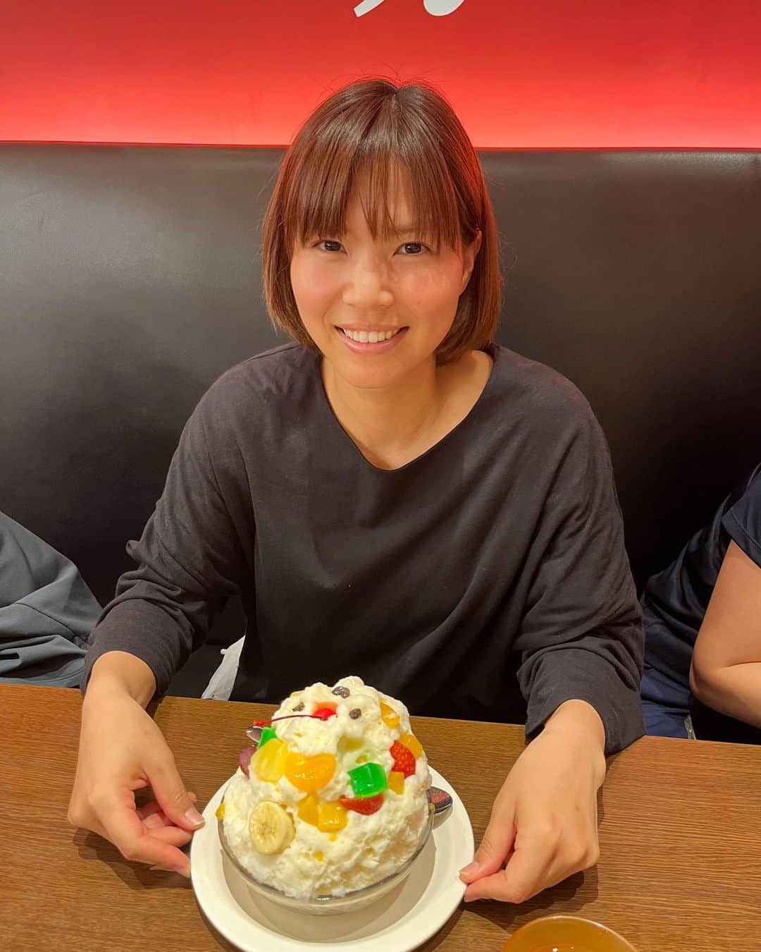 尾崎里紗のインスタグラム：「日曜日は鹿児島サングリーンに試打会とイベントでお邪魔してきました！(テニスの写真撮るの忘れた💦) ⁡ コートのすぐ近くから桜島がはっきり見えて綺麗でした✨ ⁡ イベント後はしろくまカキ氷も食べられて、楽しい九州の旅でした(^^) ⁡ ⁡」