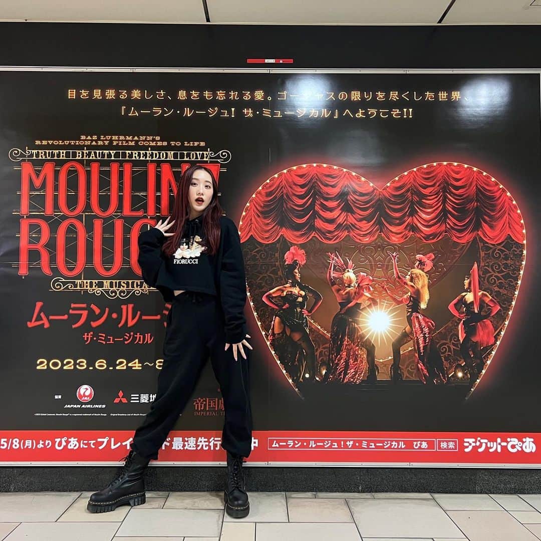 のインスタグラム：「🐘❤️‍🔥  #moulinrougethemusical  #ムーランルージュザミュージカル  We have a month to the opening night!!! なんと開幕（プレ公演初日）まであと一ヶ月！！！ wow！！びっくり！！！  ✍️東京メトロ表参道駅 改札内 長〜いMoulin Rougeポスターが出現！ 6/4まで！！お立寄りの際は是非🔥  本日も大大ナンバーの振付が無事終了しまして、 帰宅してご飯を食べ終わった今でも 全身の筋肉が燃えています。why???  最高級な空間をお届けできるよう、 明日からもお稽古に励みます❣️  We are Bohemians! ❤️🧡💛💚💙💜」