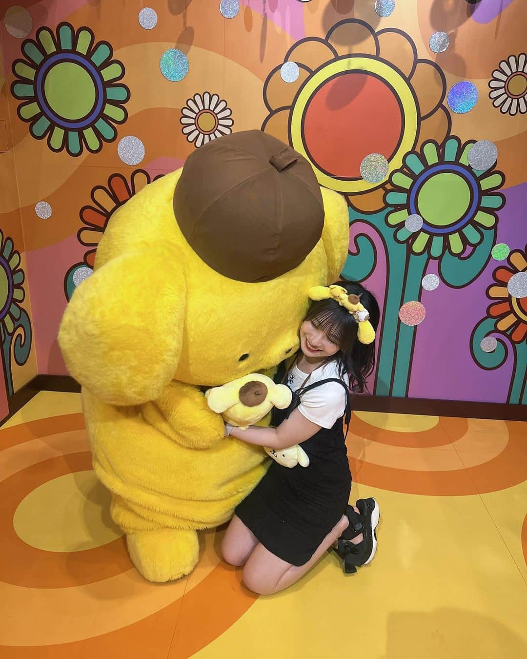星野理沙のインスタグラム：「🍮  生誕祭でファンの方からいただいたプリンくんを里帰りさせに、、！！  ６月からミラクルギフトパレードっていう大好きなパレードも復活するのでピューロたくさん行きたいな🫧 かわいいフェスティバルって曲、全肯定してくれるので落ち込んだ時に聴くと良いです👍  今日もワンマンに向けてレッスン🔥 その前にチケット特典にサインしたり。そのあとボイトレも行った！ 新曲の音程合わせてもらって来たよ！ んで今美容院にてこれを書いています💇🏻‍♀️🖤明日の朝Twitterに載せようかな〜〜〜どうしようかな。笑  ワンマンまであと６日。 明日も朝から6時間ゲネしてくる！  夜はお電話しようね☎️」