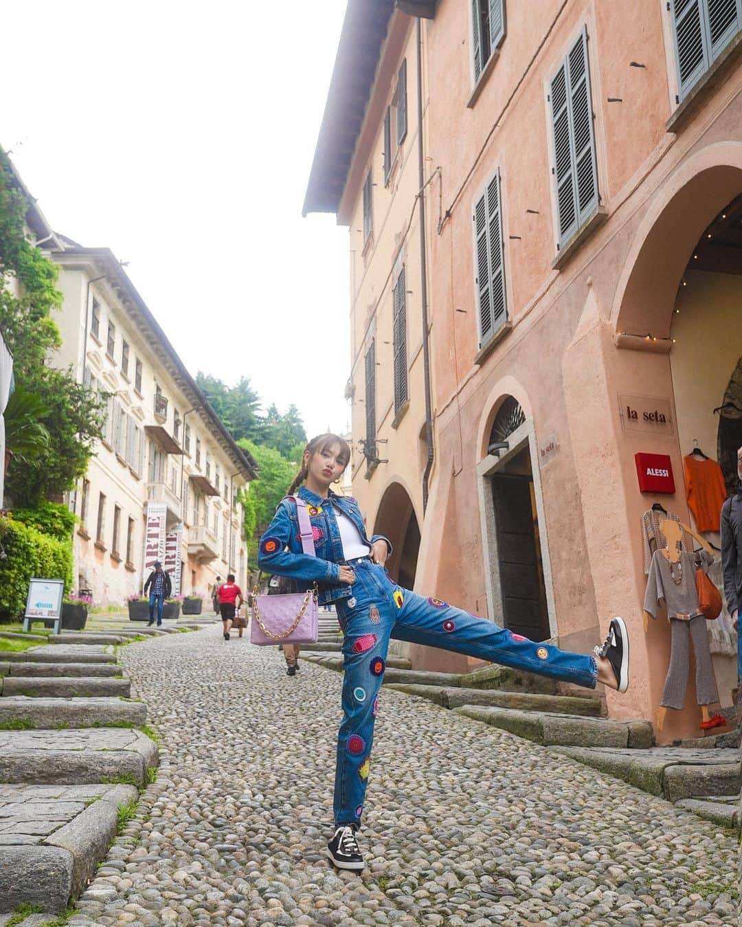 Elva Niさんのインスタグラム写真 - (Elva NiInstagram)「Had a short visit to Orta Lake at San Giulio Island 🕍 Now everybody is getting ready for tonight’s #lvcruise24 show!  @nicolasghesquiere will present his Louis Vuitton Cruise 2024 Show live from Isola Bella on Lake Maggiore in Italy on Wednesday, May 24th at 8:45 pm CEST.​ @louisvuitton  #isolabella」5月24日 21時54分 - misselvani