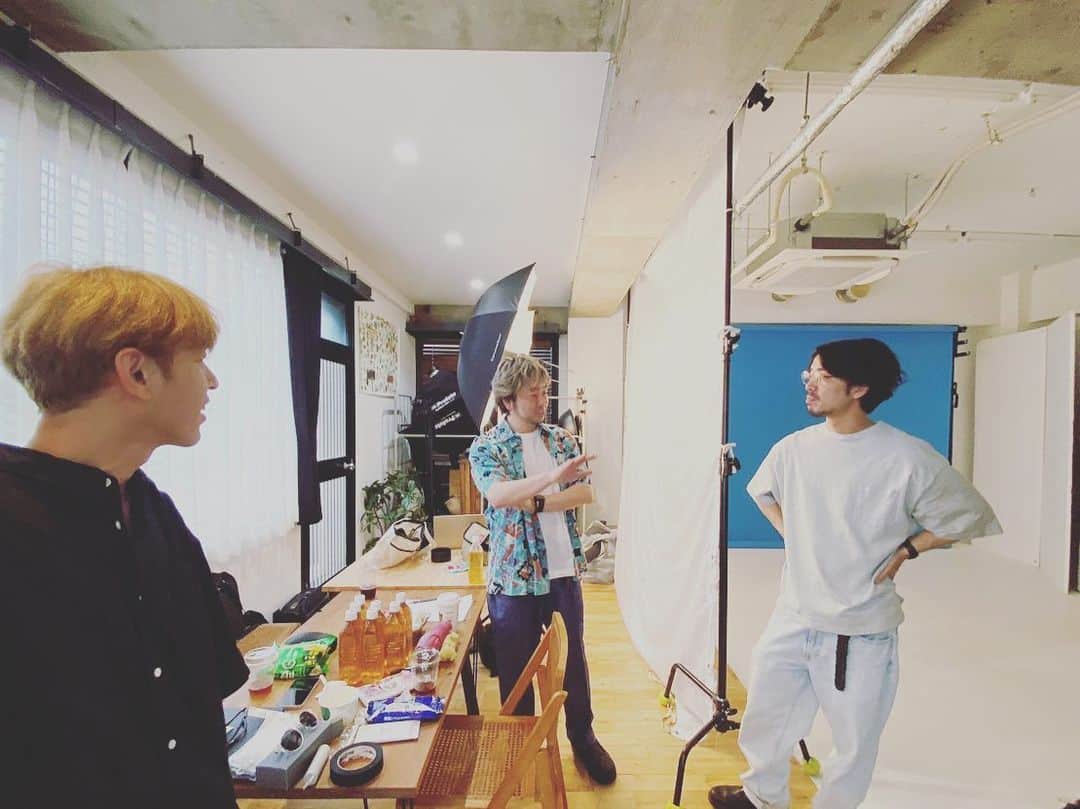 佐々木良さんのインスタグラム写真 - (佐々木良Instagram)「キンモクセイが4人になって気持ち新たに記念写真撮りました📷 今後の活動についてはまた随時お知らせしていきます。  今回のキャメラマンはイトシュンの弟のゆう。 @itomoimoi  友達の弟はいつまで経っても幼い印象が拭えないのだがいつの間にか四十を過ぎた精悍なおっさんになっていて頼もしかった。 ベーシスト（元？）なので10年くらい前はわたしのソロバンドで弾いてもらったりした事もあるだよ。」5月24日 22時06分 - ryosasaki