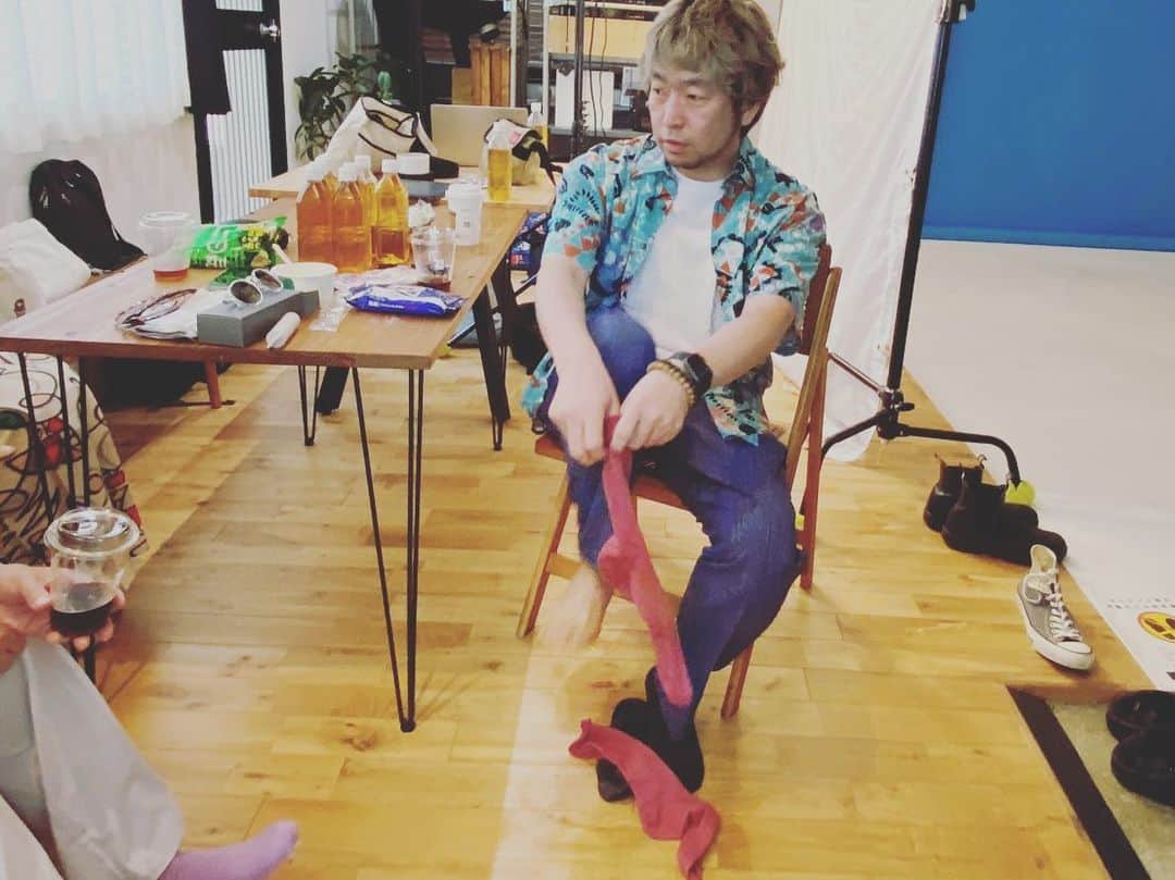 佐々木良さんのインスタグラム写真 - (佐々木良Instagram)「キンモクセイが4人になって気持ち新たに記念写真撮りました📷 今後の活動についてはまた随時お知らせしていきます。  今回のキャメラマンはイトシュンの弟のゆう。 @itomoimoi  友達の弟はいつまで経っても幼い印象が拭えないのだがいつの間にか四十を過ぎた精悍なおっさんになっていて頼もしかった。 ベーシスト（元？）なので10年くらい前はわたしのソロバンドで弾いてもらったりした事もあるだよ。」5月24日 22時06分 - ryosasaki