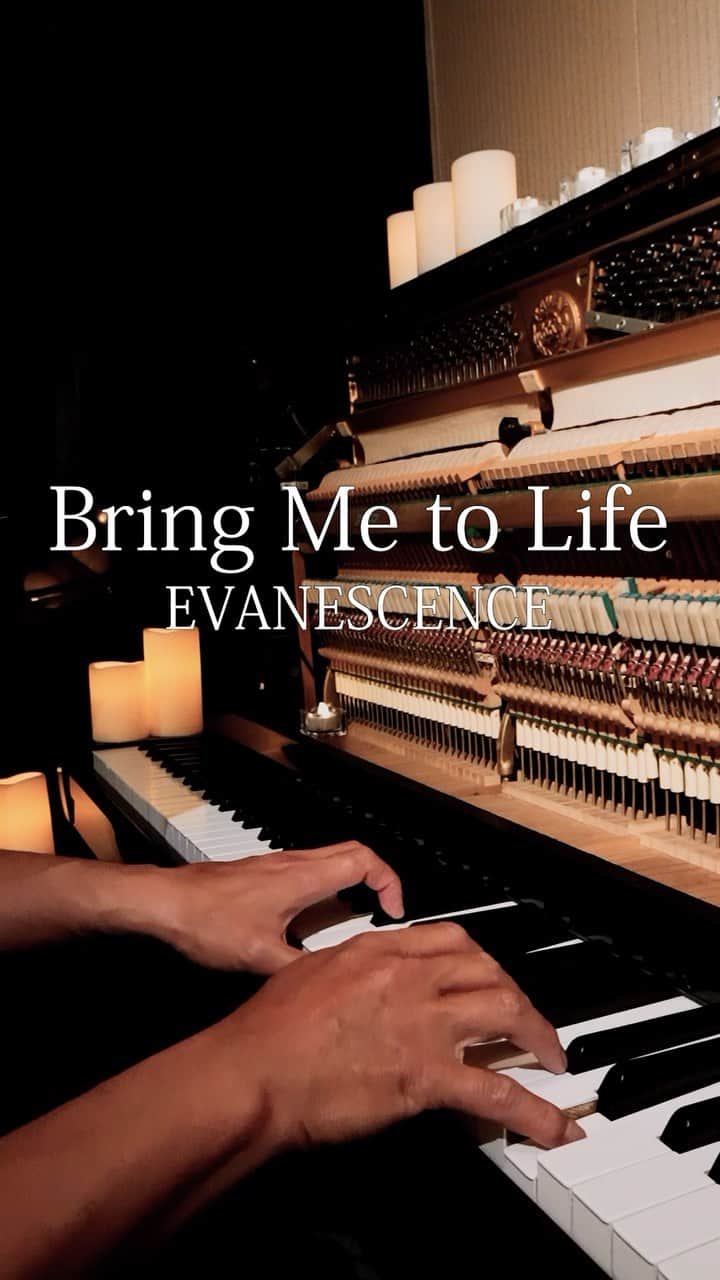 望月衛介のインスタグラム：「Beauty and madness are two sides of the same coin😈  #evanescence #bringmetolife #beuty #madness   #eisukemochizuki  #piano #pianist  #composer  #healing #heal #chill #chillmusic  #newage  #newagemusic  #classic #classical  #ピアノ #ピアニスト #癒し #ニューエイジ #ヒーリング #作曲 #満月作曲 #望月衛介 #fullmoon #満月」