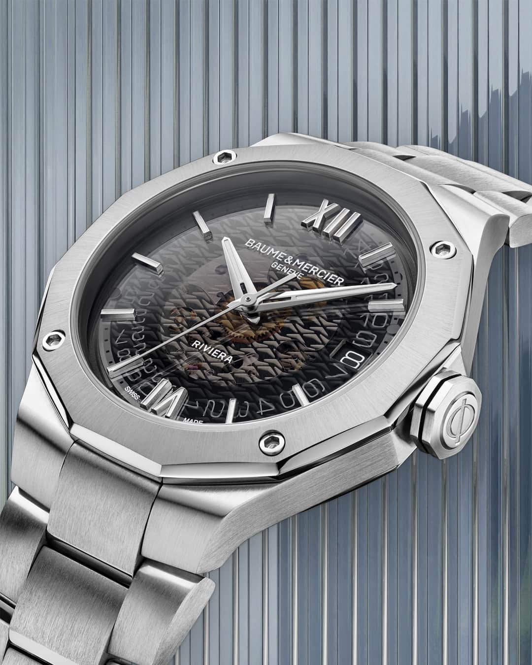 ボーンメルシーのインスタグラム：「Discover our new Riviera 10715 in details.  With its 39mm stainless steel cases and its Baumatic manufacture movement, this timepiece deliver both style and function.⁣ -- Riviera Baumatic 10715 39 mm, Baumatic Manufacture movement, Stainless steel case, Smoked grey sapphire crystal dial, Date aperture at 3 o'clock, 5 days Power Reserve, Chronometric precision, Antimagnetic to 1500 Gauss, Fast Strap technology - Interchangeable strap system.  Eligible for an 8-year warranty -- #BaumeetMercier #ShapingTime #Riviera #Since73 #WatchCollector #Horology #DailyWatch #Watches #Watch #SwissMade #WatchOfTheDay #WatchesOfInstagram #WatchLover #WatchAddict #WristWatch #InstaWatch #InstaWatches」