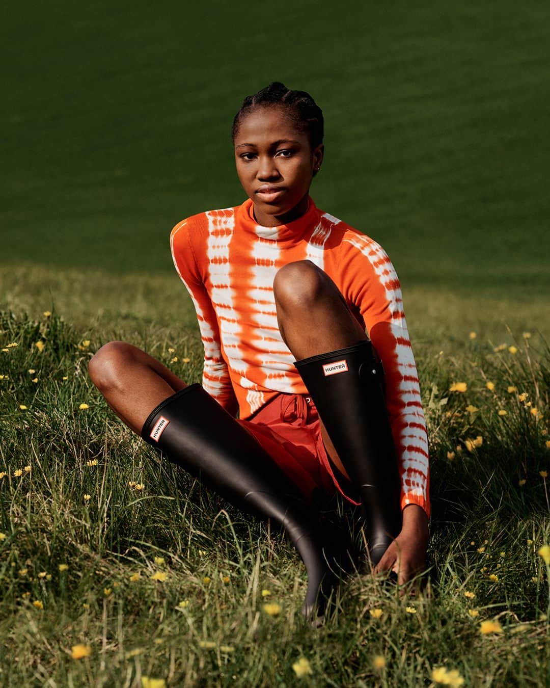 ハンターブーツのインスタグラム：「Festival field ready 🌼 The iconic Original Wellington Boot is your festival staple, come rain or shine. ⁣ ⁣ Tap to shop #HunterOriginals now.⁣ ⁣ Thanks to our team⁣ Photographer: @JamesRobjant⁣ Stylist: @Harry_Lambert⁣ Model: @RhennyAlade」