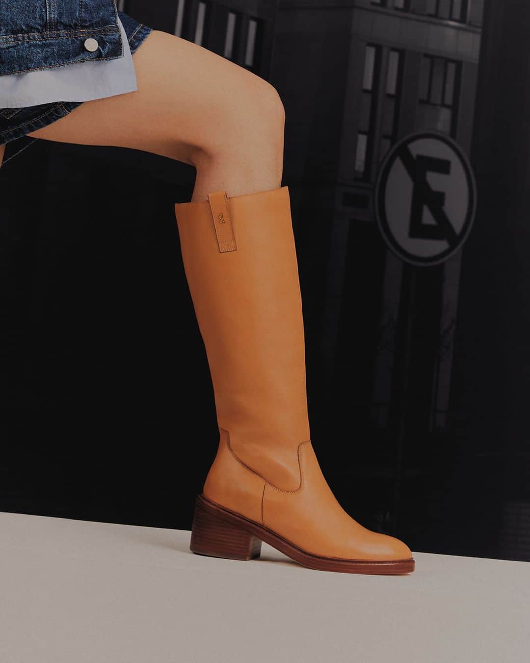 Santa Lollaのインスタグラム：「A bota montaria continua sendo um hit do inverno! Atemporal e democrática, ela deixa qualquer outfit mais estiloso. Além disso, o shape é perfeito para trazer aquela sensação comfy nos dias mais friozinhos. [ 06EA.3F35.033B.0477 | R$999,90 ] #santalolla #santalollainv23 #SLboots #boots」