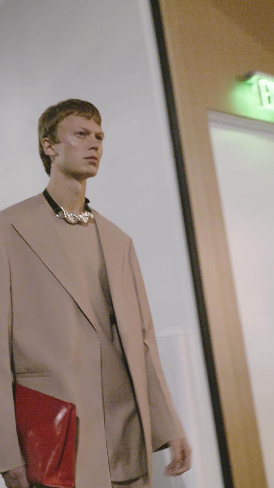 ジルサンダーのインスタグラム：「#JILSANDER  Spring/Summer 2023 campaign documented by Gillian Garcia, Los Angeles, USA November 2022 @gilliangarcia  Now available online and in selected stores #JilSanderbyLucieandLukeMeier」