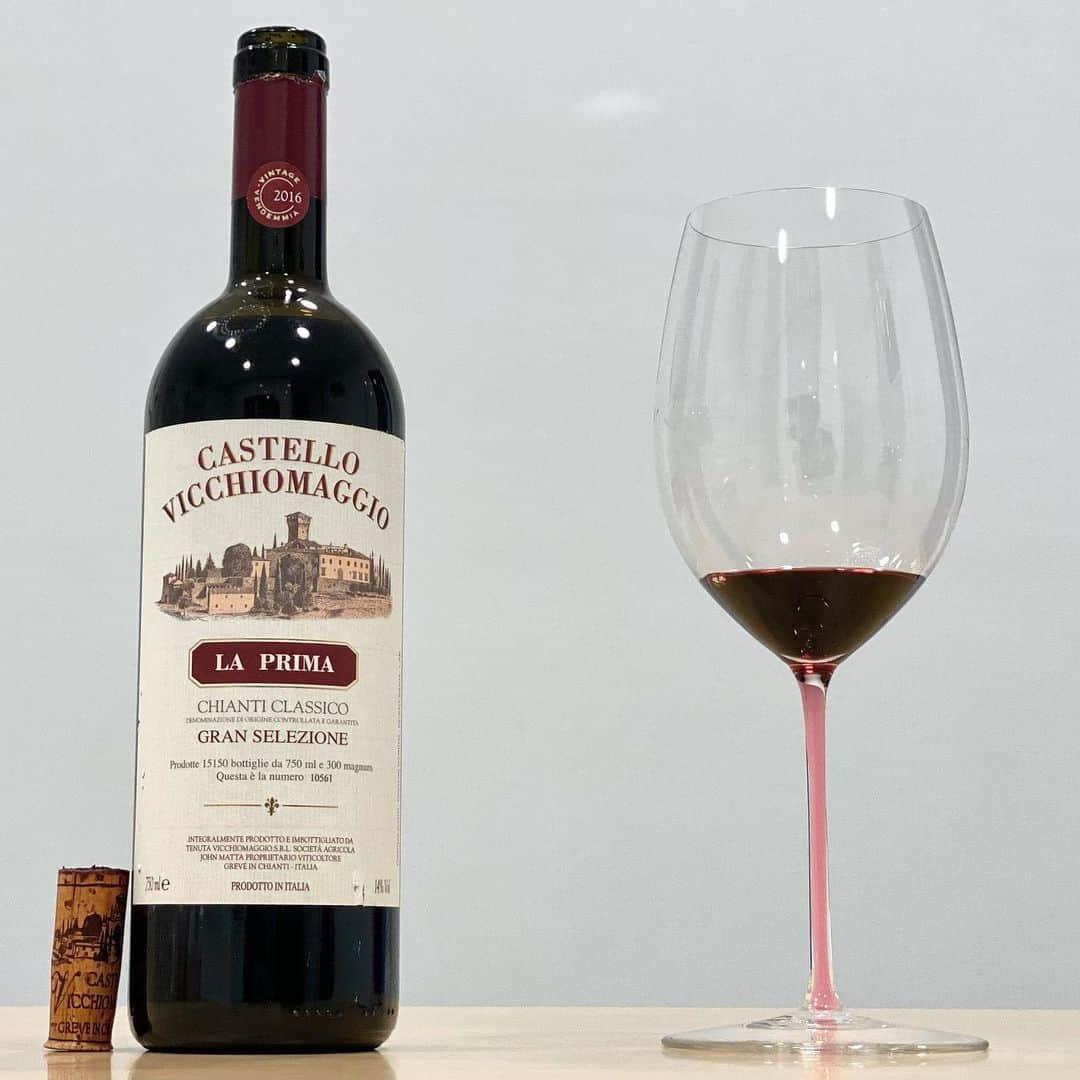 エンリケ・ソラ・クレメンテのインスタグラム：「La Prima Chianti Classico Gran Selezione DOCG 2016, Castello Vicchiomaggio. Sangiovese de una parcela llamada La Prima de 2,2 hectáreas de un suelo de arcilla con abundante piedra a 250 metros del nivel del mar y un pequeño porcentaje de Merlot. Fermenta en depósitos de acero inoxidable y se cría durante 26 meses en barricas de roble francés nuevas y de varios usos. Potente, sedoso, elegante y largo. Degustado en Riedel Fatto A Mano Cabernet/Merlot Pink. Castello Vicchiomaggio está ubicado en la cima de una colina que domina el Valle de Greve in Chianti, entre las ciudades de Florencia y Siena en la Toscana. La finca cubre 140 hectáreas, de las cuales 34 hectáreas son viñedos, 10 hectáreas son olivos y el resto es parque. Según varios pergaminos antiguos y bien conservados, el Castello Vicchiomaggio se remonta aproximadamente al año 1400. El Castillo fue una importante fortaleza defensiva en la Edad Media y durante su larga historia ha acogido a una variedad de figuras históricas destacadas, incluido Leonardo da Vinci y Francesco Redi. Desde mediados de los años 60 el castillo pertenece a la familia Matta. Gracias a cuidadosos y meticulosos trabajos de restauración, está bien conservado y ha sido reconocido como monumento nacional.  ———————————————  #wine #winelover #winetasting #winetime #winery #winestagram #redwine #wineoclock #foodandwine #instawine #winelife #wineporn #whitewine #winenight #champagne #winenot #winetour #sommelier #vin #🍷 #vino #vinho #wein #cheers #vineyard #castellovicchiomaggio #laprima #sangiovese #riedelfattoamano #chianticlassico」