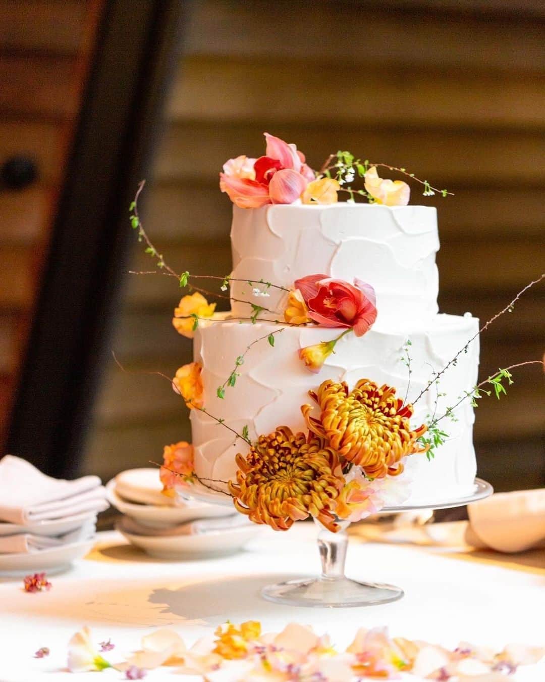 のインスタグラム：「.  Wedding Cake  表面のデザインやケーキの段数 会場のお花に合わせて ケーキもおふたりらしくコーディネート  おふたりの結婚式の雰囲気に合わせて ケーキのデザイン選びもぜひお楽しみください  @oriental.hotel.kobe  @oriental.hotel.wedding  @ideagraph.jp  @hibiyakadan_kobe  @thetreatdressing  @treat_gentleman   #ohk花嫁 #ウェディングケーキ #weddingcake  #orientalhotel #orientalhotelwedding #オリエンタルホテル #オリエンタルホテル旧居留地」