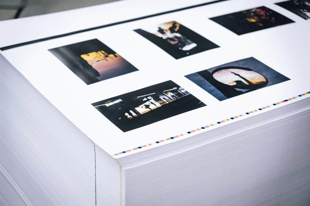 Takashi Yasuiさんのインスタグラム写真 - (Takashi YasuiInstagram)「Bookmaking in Japan📕 写真集制作は佳境に入っています。藤原印刷の松本本社にて印刷立ち会い。トップはスミ（K）の刷版を持って嬉しそうな人。」5月24日 22時04分 - _tuck4