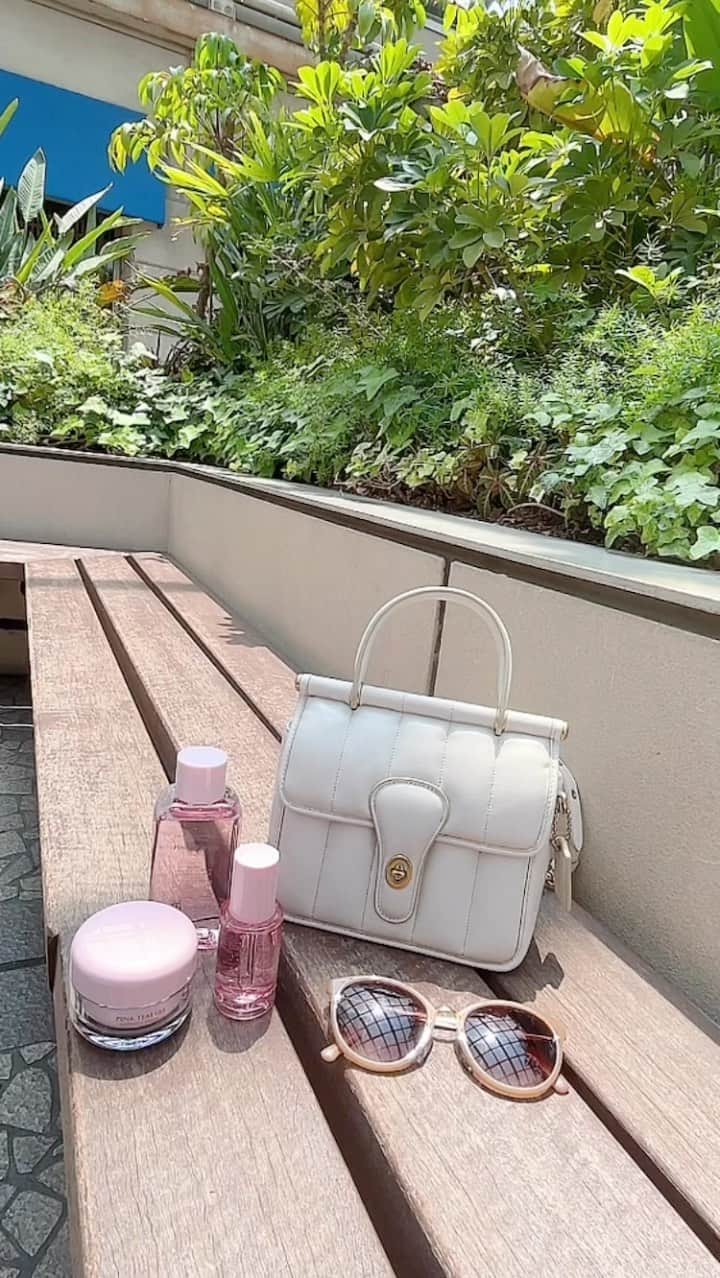 古賀文沙のインスタグラム：「・ ・ ・  この夏のお供🌿 日差しに負けず、楽しみましょう🙌  ・ ・ ・  #aplin  #ポーチの中身  #バッグの中身」