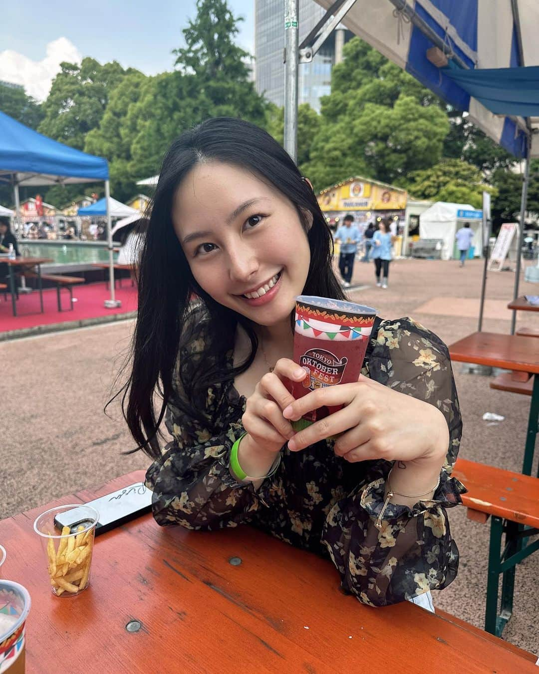 里彩のインスタグラム：「外で飲める季節最高〜！！🍻 テラスだいすき！😚  夏大好きな私はBBQとかビアガーデンとか行きたくてソワソワしてる🥺 梅雨通り越してはやく夏来て！🙌💖  みんなはこの夏なにをしたいー？  #octoberfest #beer #tokyo #オクトーバーフェスト」