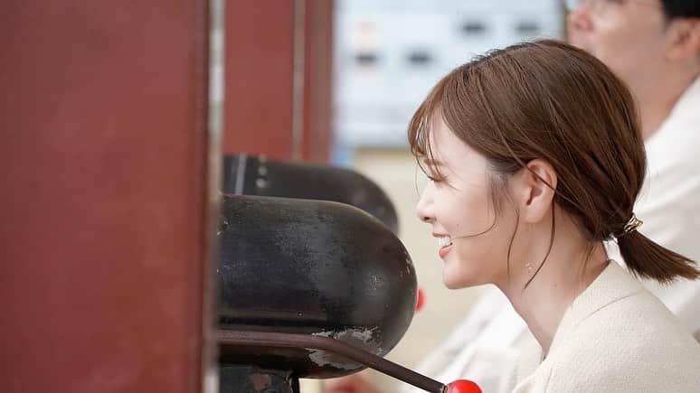 のインスタグラム：「『なりゆき街道旅』 見ていただけたでしょうか🌸  ロケ中に、ハナコの岡部さん（べーやん）が たくさん写真を撮ってくださいました！ とっても素敵に撮っていただいたので、載せちゃいます📸  最高の旅でした🥰  #なりゆき街道旅 #ハナコ さん」