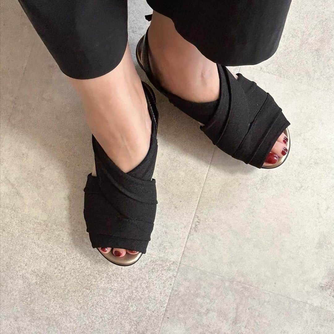 miho.a.nicoさんのインスタグラム写真 - (miho.a.nicoInstagram)「・ @akaishi.official  ✔︎130クロスサンダル  このクロスサンダルはしっかりホールドしてくれるのに全く締め付け感が無くてかなり歩きやすいです😆  『AKAISHI』は外反母趾など様々な足の悩みを持つ方が、歩くことで足の健康をとり戻す靴を研究開発しているブランドです✨  数千人の足裏の形から導き出されたAKAISHIオリジナルのインソールは履いた瞬間足裏に吸いつくようにフィットします✨  普段沢山歩く方や、歩くとすぐに足が痛くなる、すぐに靴擦れしてしまう、そんな方にオススメしたいサンダルです😆  ⭐️公式通販サイト⇨「AKAISHI　靴」で検索してみて下さい🎵 ・ ・ #AKAISHI#AKAISHI公式通販#アカイシ#ArchFitter#アーチフィッター#外反母趾#足底筋膜炎#足が痛い#サンダル#ウェッジサンダル#PR」5月24日 22時08分 - miho.a.nico