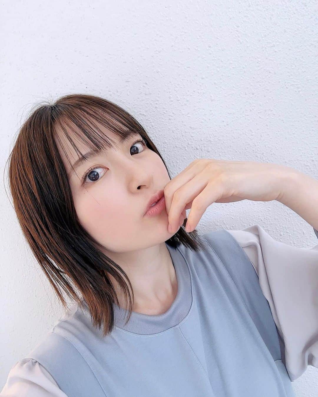 小松未可子さんのインスタグラム写真 - (小松未可子Instagram)「ひぃー！ 久方ぶりの投稿！ 元気です元気です！！  なんか天気めちゃくちゃ良かったから とりあえず写真撮っといた！( ᐛ👐)  毎日が一瞬過ぎて…！ 仕事と生活のリズムがやっと馴染んできたところです。  とはいえなんだか、今までの時の流れと違う場所にいる感じもあります…不思議。  世間の流れどんな感じ〜〜？？  6月は、ヘルクの先行上映会 7月は、じゅじゅフェスと朗読劇 8月は長瀞さんのイベント  と、夏は皆さんにお会い出来る機会がいくつかありますので ぜひぜひ遊びにきてくださいましね！  そうそう、さしぇなのラジオの方で、 そらまるちゃんくらい髪切りたい！ なんてお話しましたが、 結局ひよってさほど変わりませんでした😂  来月またチャレンジしますわ！(多分…あまり変わらないけど笑)」5月24日 22時09分 - mikako_komatsu