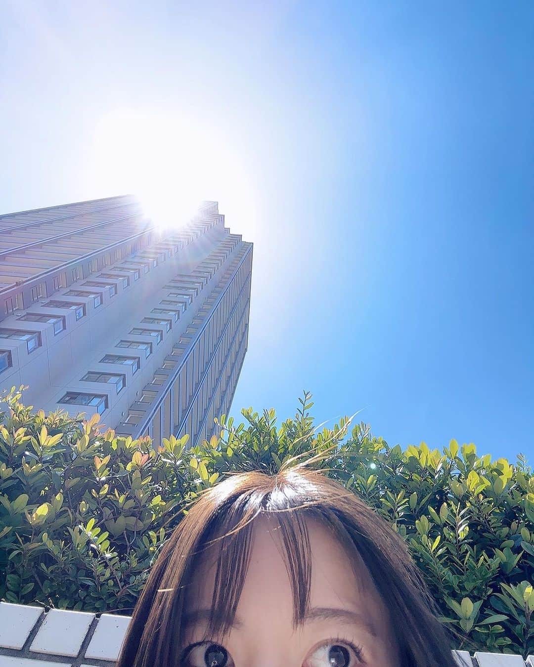 小松未可子さんのインスタグラム写真 - (小松未可子Instagram)「ひぃー！ 久方ぶりの投稿！ 元気です元気です！！  なんか天気めちゃくちゃ良かったから とりあえず写真撮っといた！( ᐛ👐)  毎日が一瞬過ぎて…！ 仕事と生活のリズムがやっと馴染んできたところです。  とはいえなんだか、今までの時の流れと違う場所にいる感じもあります…不思議。  世間の流れどんな感じ〜〜？？  6月は、ヘルクの先行上映会 7月は、じゅじゅフェスと朗読劇 8月は長瀞さんのイベント  と、夏は皆さんにお会い出来る機会がいくつかありますので ぜひぜひ遊びにきてくださいましね！  そうそう、さしぇなのラジオの方で、 そらまるちゃんくらい髪切りたい！ なんてお話しましたが、 結局ひよってさほど変わりませんでした😂  来月またチャレンジしますわ！(多分…あまり変わらないけど笑)」5月24日 22時09分 - mikako_komatsu