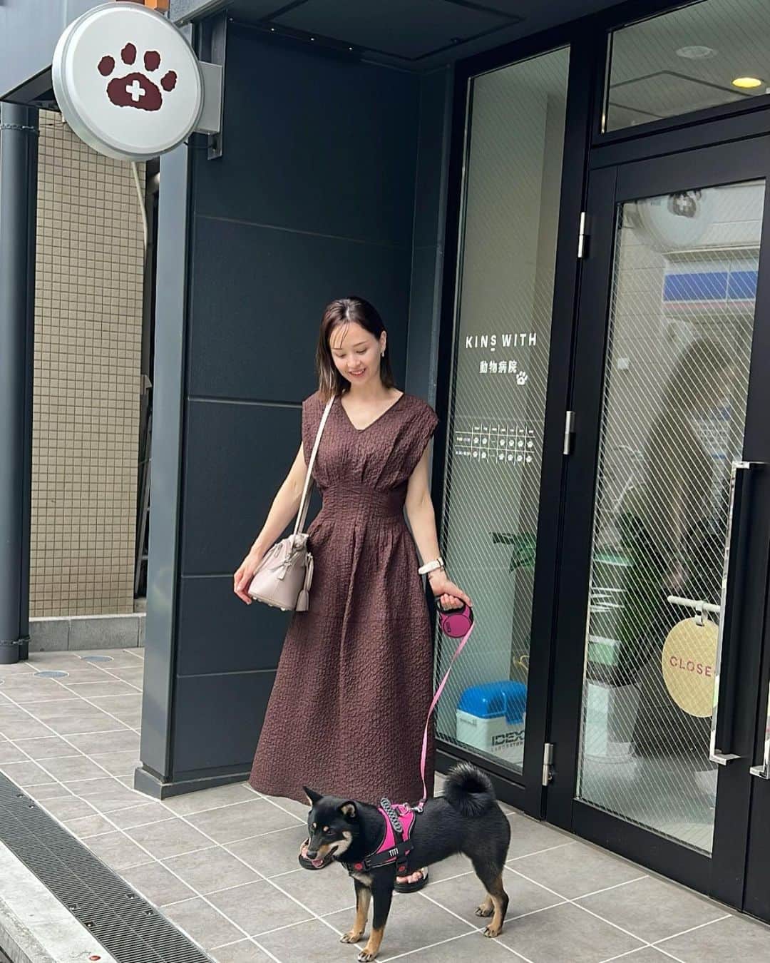 乙黒えりのインスタグラム：「シワになりにくい凹凸のある膨れジャガード素材、高めの位置でウエストタックを入ったきれいなフレアワンピースを着てみました！  #ワンピース @elendeek   KINS WITH二子玉川動物病院へ　歯磨き指導を受けてきました🪥🐕‍🦺 赤ちゃんの頃から練習はしているけどまだまだ歯磨き苦手なティティ。子供の歯磨きより難しい犬の歯磨きw  改めてリール動画で様子をまとめますね✨  #sandles @marni  #bag @maisonmargiela  #JQTUCKWAISTMARKOP #ママコーデ#ママファッション#ワンピース #夏ワンピ#ジャガード#しわになりにくい#elendeek」