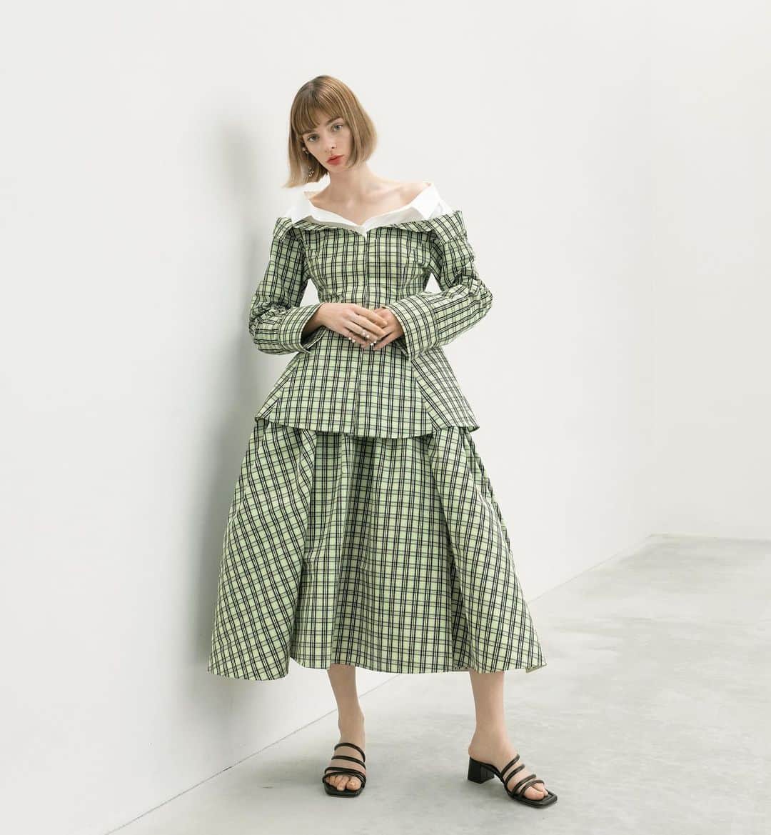 アディアムのインスタグラム：「Statement plaids seamlessly blends sensuality with sportiness. Discover the latest #ADEAM collection that exudes timeless charm through the link in bio.」