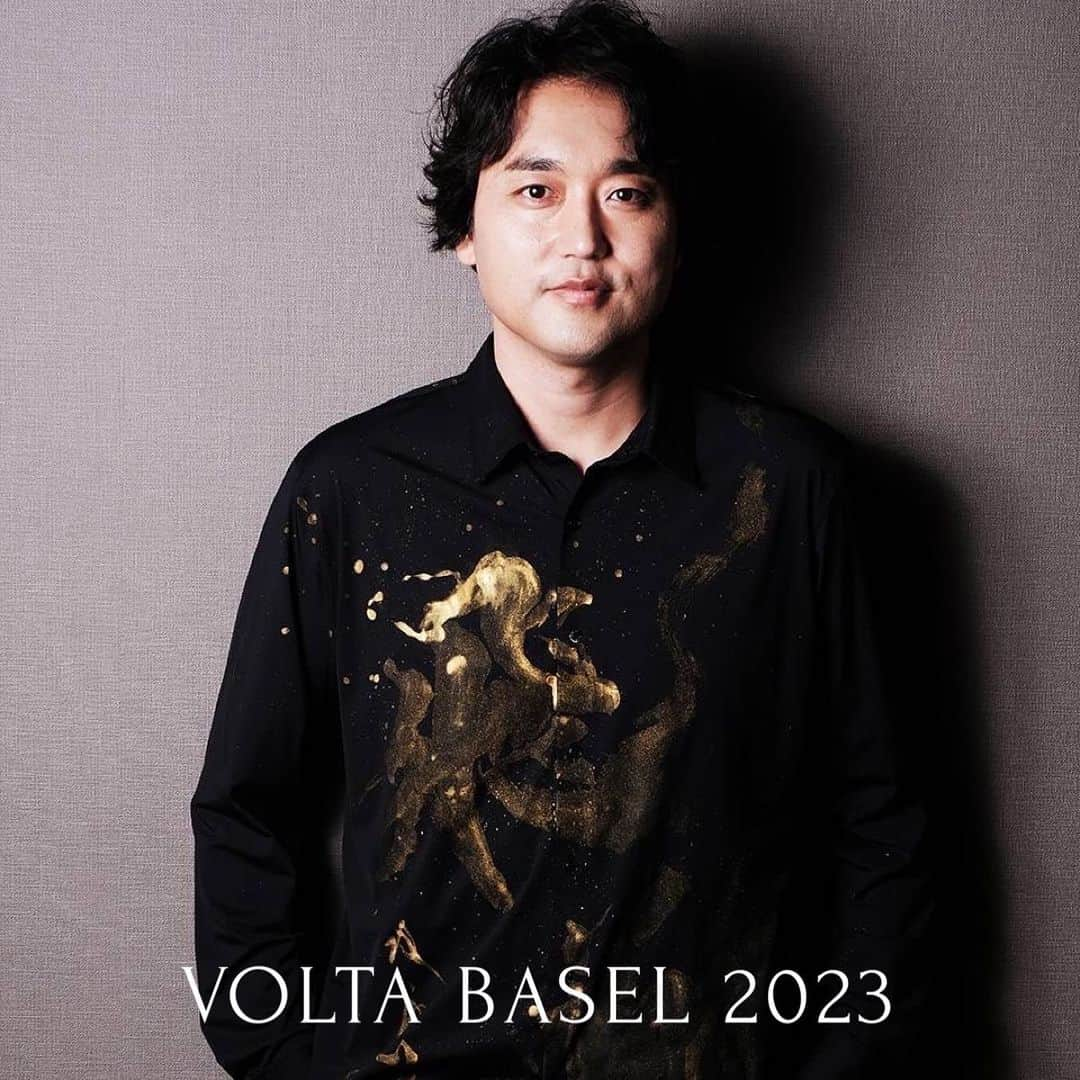 武田双雲さんのインスタグラム写真 - (武田双雲Instagram)「VOLTA BASEL 2023に出展決定  【ARTIST PROFILE】 武田双雲 @souun.takeda  書道家、現代アーティスト。1975年日本生まれ。数々の大きな個展を全国で開催。アートチューリッヒ、Volta Baselに出展。スイスWBBギャラリー、カリフォルニアporchギャラリーなどで個展開催。  ーSouun Takeda ー Calligrapher, Artist. Born in 1975 in Japan. Holding several big solo exhibition all over the country. Exhibited at Art Zurich or Volta Basel. Solo activity in abroad like in California Porch Gallery.  －ーーーーーー  VOLTA BASEL 2023  DATE 2023 6.12-6.18   LOCATION KLYBECK 610, GÄRTNERSTRASSE 2, 4057 BASEL   We are looking forward to your visit at our booth "A8"!!  －ーーーーーー  #SOUUNTAKEDA #Basel #VOLTABasel #artfair #voltabasel  #artbasel #baselartfair #visitbasel #art #calligraphyart #calligraphy #traditional #artwork #artist #artgallery #artist #SELENEARTMEDIA」5月24日 22時13分 - souun.takeda