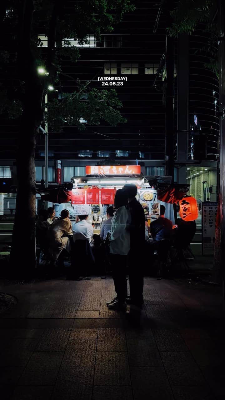 Kaiのインスタグラム：「Wandering the city with you   Hakata Yatai are mobile food stalls that have been a part of Fukuoka’s culture for over 100 years. They are a great place to enjoy local food and drink, and to experience the city’s vibrant nightlife. At night, the yatai are lit up with lanterns, creating a nostalgic atmosphere.   #japan #hakata #night」
