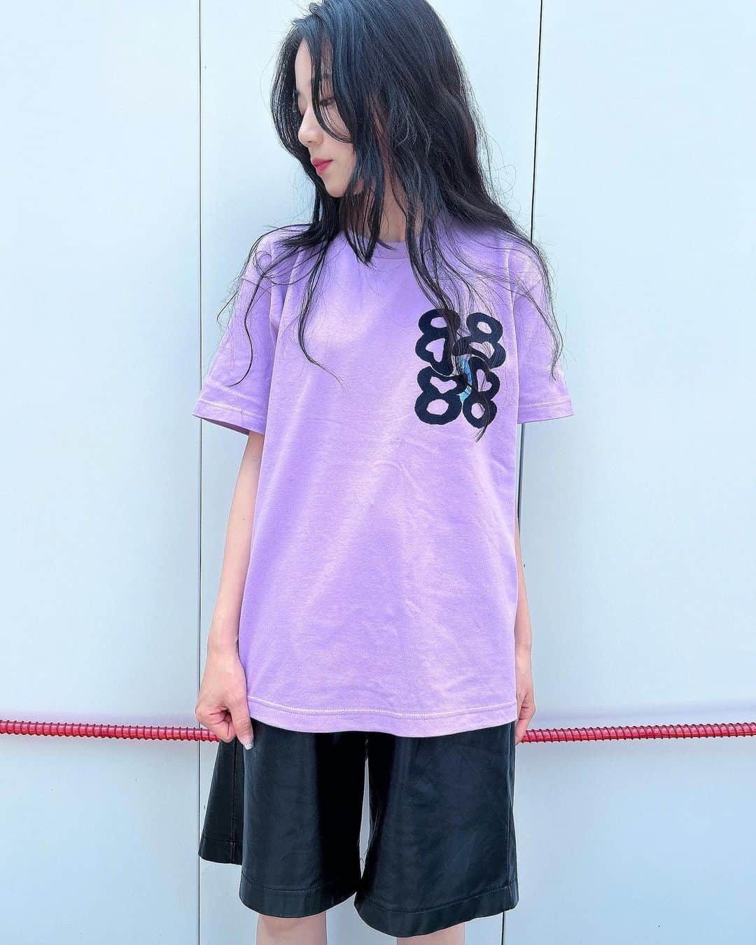 高田志織のインスタグラム：「毎年恒例のNaAst 8周年Tシャツ！ こちらのパープルが店舗限定カラーです🔮🦄 今回、Online限定カラーもあるので、お楽しみにです✩.*˚  💎 -2023002CT-/Purple M size 着用 （@naast_official）  #NaAst#ハンドメイド#handmade#アクセサリー#Tシャツ#accessory#tshirt」