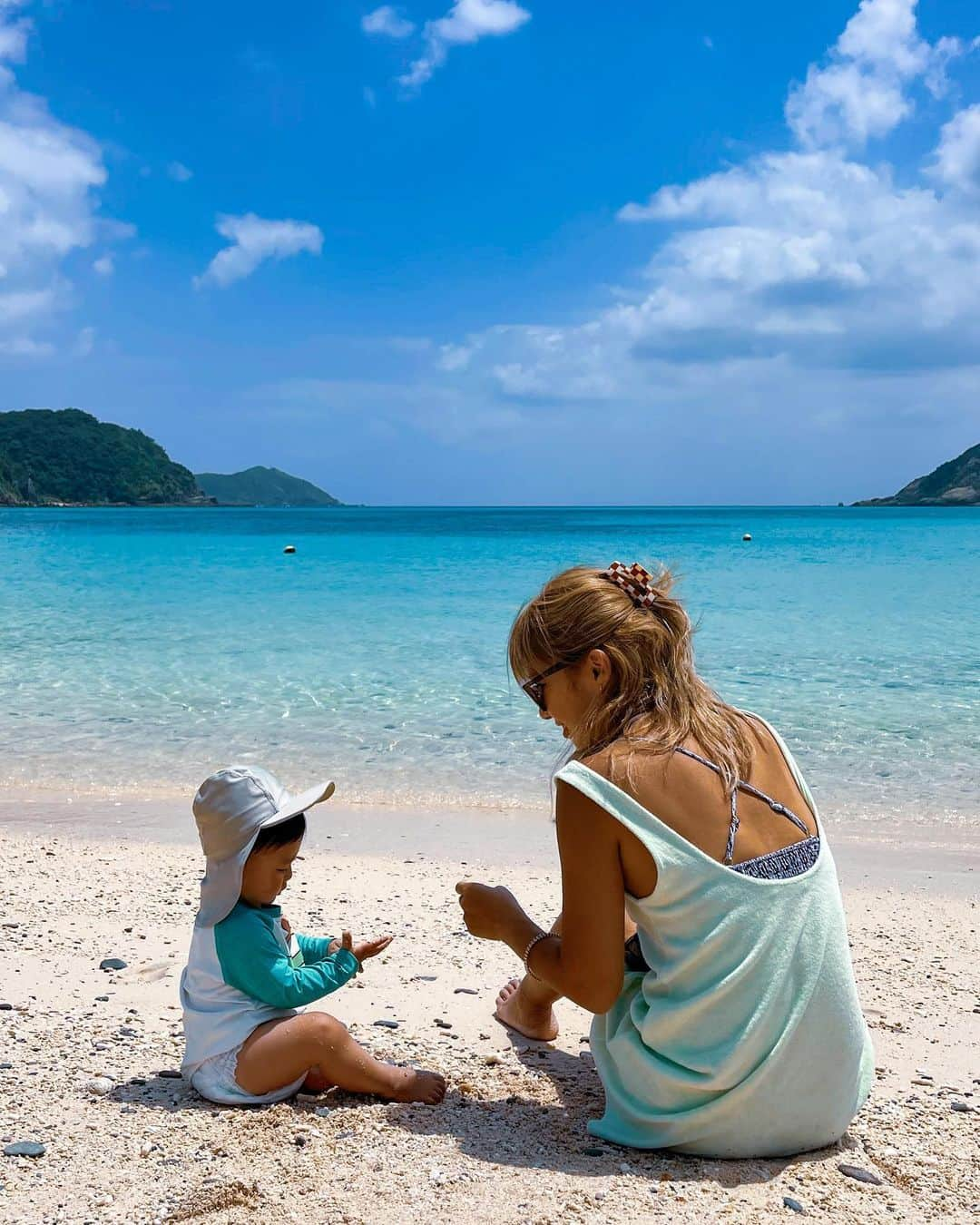 maakoのインスタグラム：「あなたは新しい場所🌊 出会う人たち👩🏼‍🦱🧔🏾‍♂️👴🏽👩🏼‍🦰 大自然と触れ合うたびに🌳🪸 魂も五感も、六感もどんどん 活性化されてるね💫☄️💥⚡️  記憶にはないだろうけど 「今」の経験はあなたの人生に 必ず生きてくると信じてるよ🩵🩵🩵  #५✍🏻 #８ヶ月 #渡嘉敷島  #1枚目はサンゴ食べないように見張ってるとこ🪸笑」