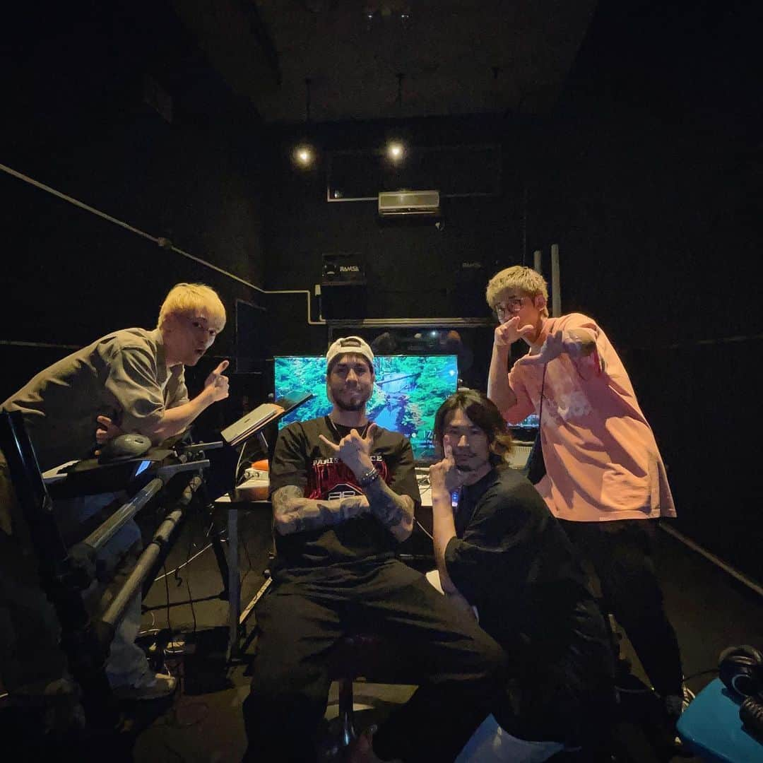 上村翔平さんのインスタグラム写真 - (上村翔平Instagram)「We made a super dope song with my brothers from @three1989tokyo 💥🔥😌 I’m so grateful by the way they always welcome me to japan 🇯🇵 #soultosoul」5月24日 22時19分 - shoheyuemura