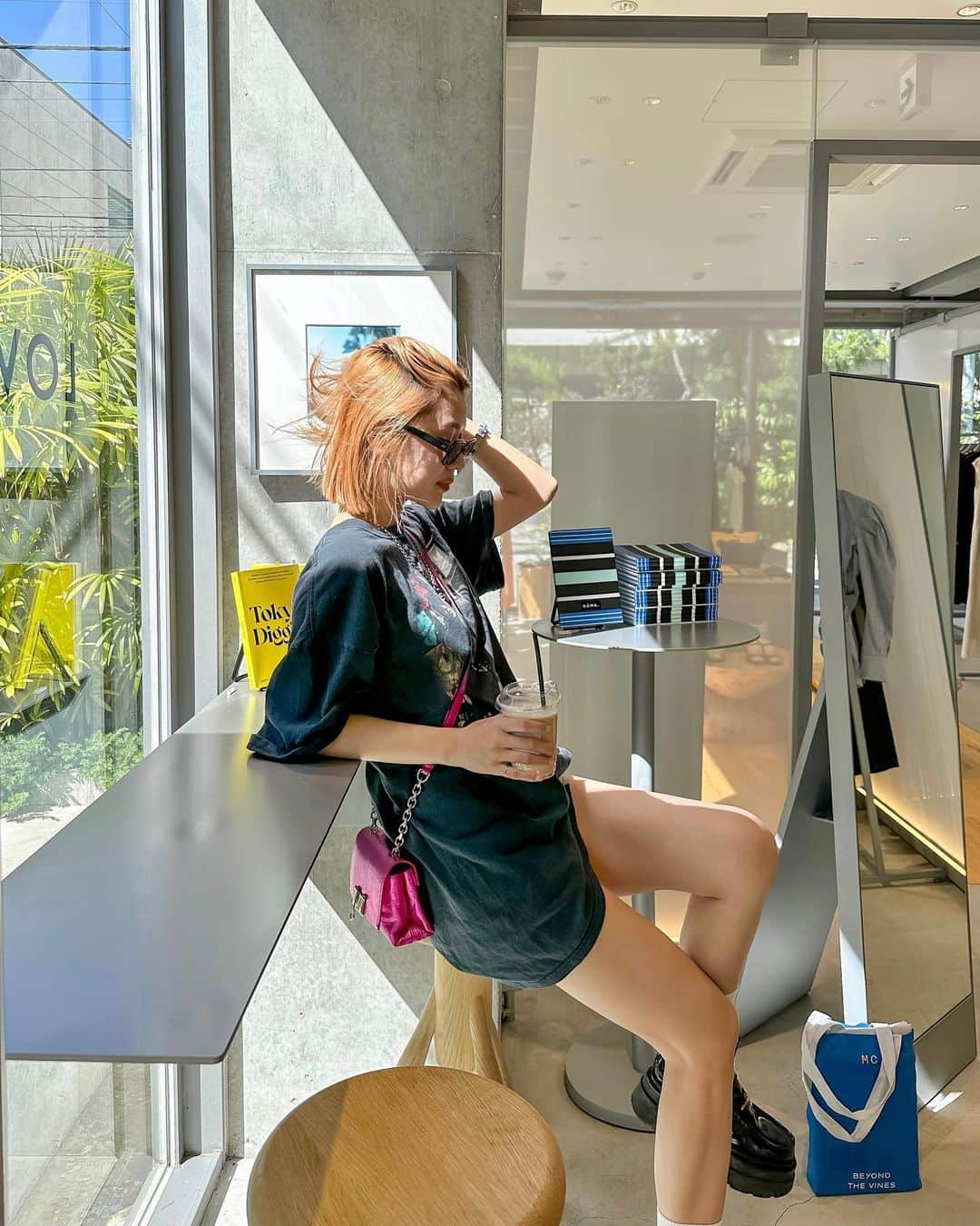 のインスタグラム：「きょう🩷 晴れててさいくうだった🤩  このTシャツお気に入り🤩 4年前くらいに買ったけど🤩🩷 かあちい🩷  #バンドt #tシャツコーデ #ショーパン #ショーパンコーデ #ブーツコーデ #半袖コーデ #半袖」