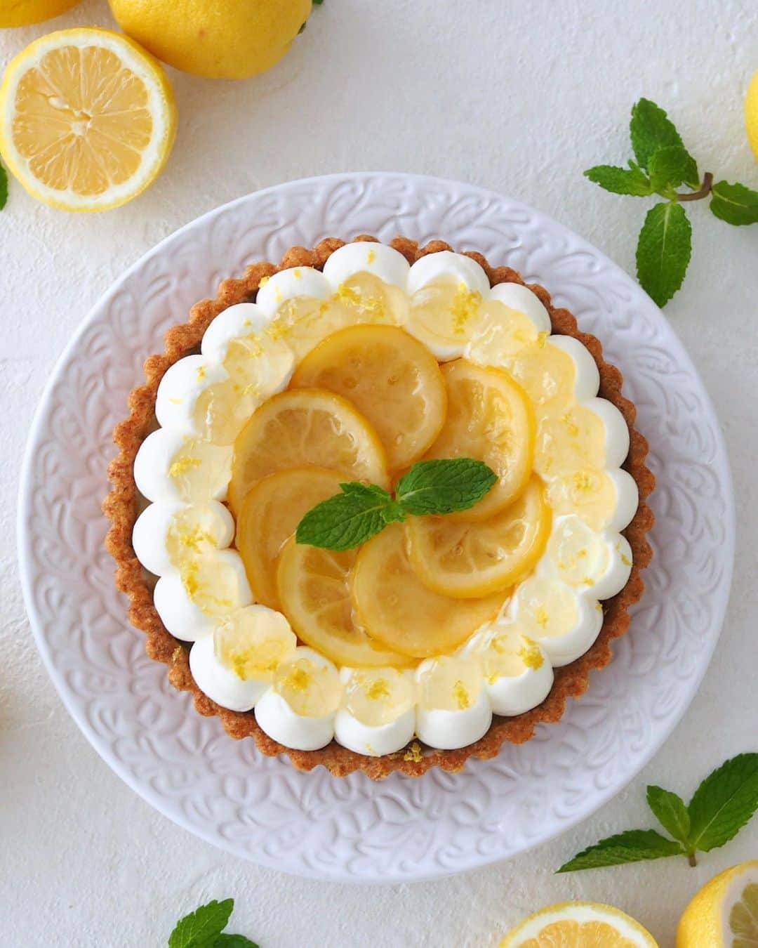 のインスタグラム：「レモンタルト🍋 .  @cotta_corecle さんのお仕事で、レモンの美味しい季節に向けて、サクサクの全粒粉入りのタルト生地にレモンクリームを詰めた、レモンタルトを作りました。 @cotta_corecle さんのレモンを使ったおすすめお菓子レシピ特集にレシピを載せて頂いたので良かったら作ってみてくださいね🍋 . 今cottaさんでは、"じゅるり、Lemonフォトコンテスト"を開催しています😊 . 【開催期間】 2023年5月19日(金)16:00~2023年6月16日(金)16:00  【応募条件】 レモンを使用したお菓子の写真をSNS(InstagramもしくはTwitter)へご投稿。ハッシュタグ「#じゅるりレモン」をつけて投稿後、応募フォームよりフォトコンテストにご応募ください🍋  【グランプリ賞品】 東京・九品仏の大人気パティスリー INFINIのお菓子詰め合わせ (10,000円分) : 1名  【準グランプリ賞品】  東京・九品仏の大人気パティスリー INFINIのお菓子詰め合わせ(5,000円分):3名  【副賞】 応募いただいた方の中から抽選で30名様に cottaで人気のレモングッズ詰め合わせ(3,000円分)をプレゼント  . . 是非是非レモンのお菓子を作って応募してみてくださいね😊 . .  #じゅるりレモン#レモンタルト#lemontart#手作りタルト#コッタ#cotta#手作りお菓子#お菓子作り#製菓材料ならコッタ #お菓子作りならコッタ #レシピもコッタ #wp_deli_japan#foodstagram#lin_stagrammer#diningram#igersjp #homemadecake#おうちカフェ #cookingram #クッキングラム #フーディーテーブル」