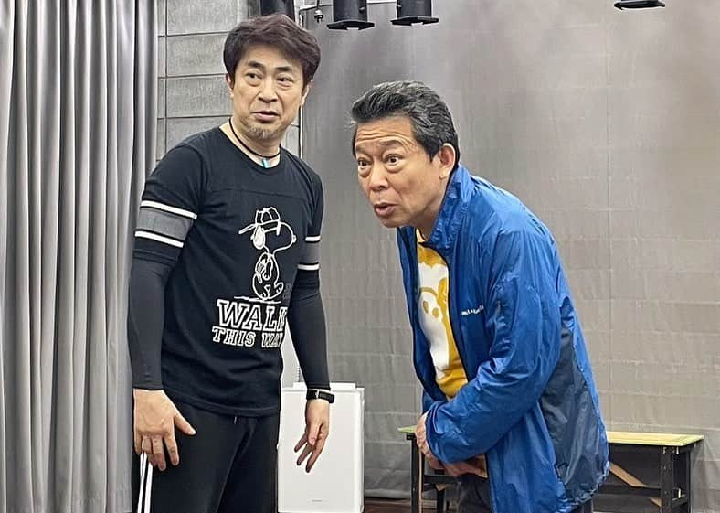 近江谷太朗さんのインスタグラム写真 - (近江谷太朗Instagram)「古巣キャラメルボックスの クロノスフェスティバル2023 「クロノス・ビギンズ」「あしたあなたあいたい」観劇。  キャラメルボックスのオハコ、 タイムトラベルもの。 今日観た「クロノス・ビギンズ」は 親子エピソードにやられました🥹  それにしても2時間の作品の2本立て。 私も2011年に「隠蔽捜査」という作品で経験しましたが、大千穐楽に大出トチりをやらかしてしまいました💦 大変なんです。とにかく。 みんな大変だろうなぁと思いつつ、 今自分のやってることは比べたら全然大変じゃないんだからもっと頑張ろうと思いました。 こちら東京は28日までサンシャイン劇場で。 6月10日11日は神戸公演みたいです。 いいなぁ、神戸行きたい😗  ちょうど自分もフェスティバル、更地“祭り”に参加中！ キャラメルボックスのお芝居を楽しみにしている人が たくさんいるように、 更地シリーズを楽しみにしている人も多いと思うので、 ガッツリ笑ってもらえるように頑張りたいと思います。  ちなみに知らない人のために補足すると 更地シリーズというのは、東京ヴォードビルショーの 大森ヒロシさんが立ち上げた大森カンパニーでやる “役者による芝居コント”です。 今回、自分が参加するのは「更地SELECT SAKURA Ⅶ」 これまで上演してきて好評だった作品から 選ばれた13本のコント集です。 きっとハマる作品があると思う。  私の出る作品で言うと、5年前に出演した時にとても好評だった山口良一さんとご一緒させてもらったネタも やりますので、当時観ていただいた方も 未見で興味を抱いてくださった方も まだまだチケットございますので、 気楽に笑いに来てくださいね😊」5月24日 22時21分 - tarooumiya