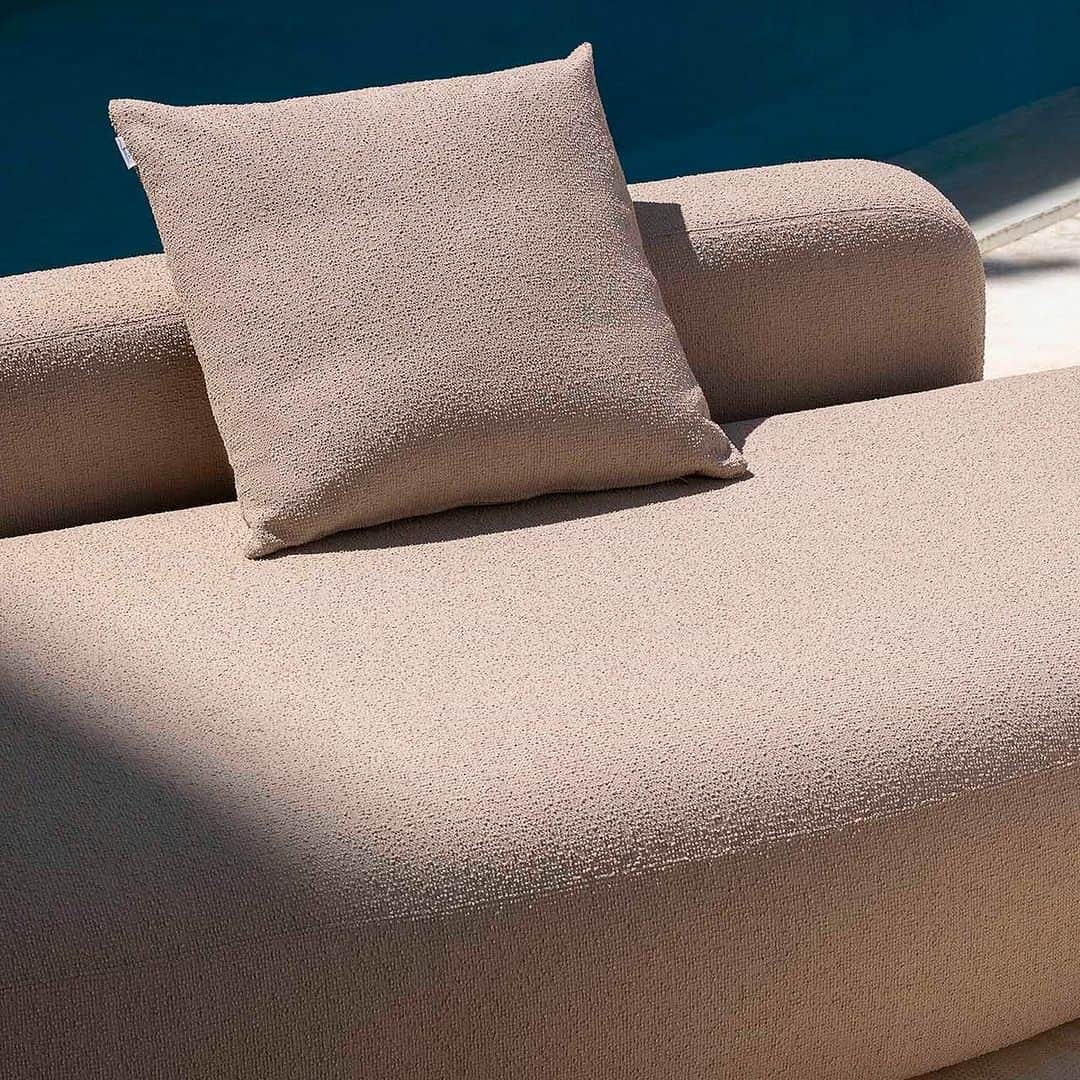 Design Milkさんのインスタグラム写真 - (Design MilkInstagram)「Perfect for warm-weather social gatherings, MASS is here provide a timeless outdoor seating solution that encourages interaction + communication. Designed by @toddbracher and @gandiablasco_official, this modular seating system is lightweight, scalable, and easy to reconfigure. Are you ready to create your own oasis of connection? 🤝✨ \\\ Check the link to see more. 🔗  #furniture #outdoorfurniture #furniturecollection #furnishings #outdoorliving」5月24日 22時24分 - designmilk