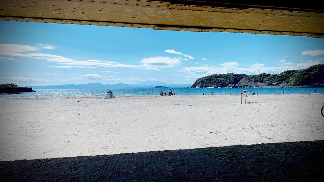 川奈栞のインスタグラム：「Chilling at the beach💙」