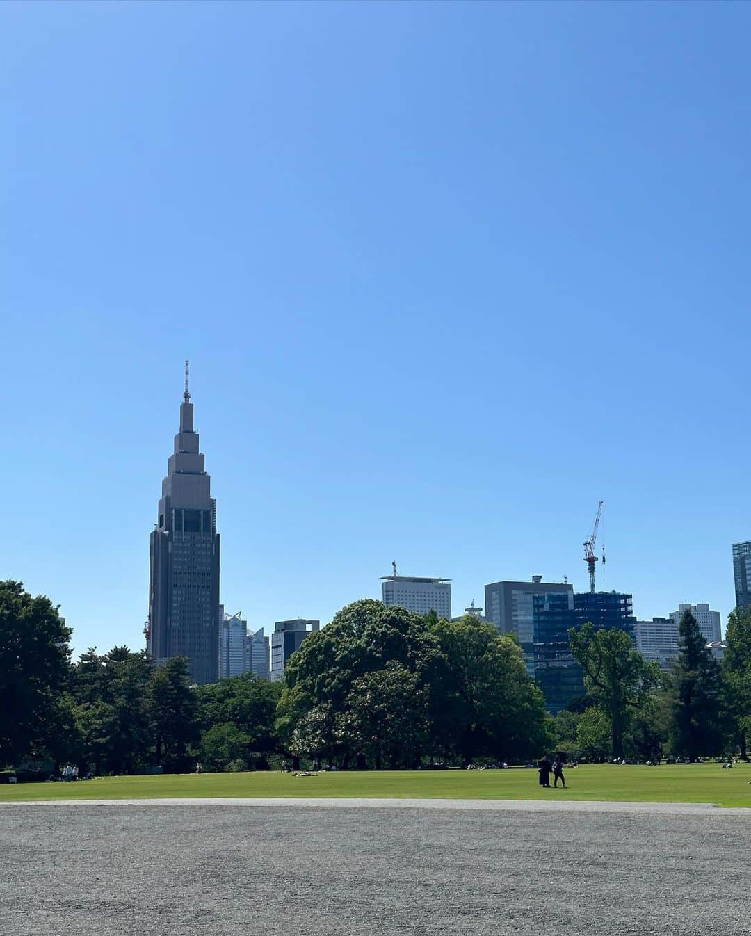 計良日向子（ひなひ）さんのインスタグラム写真 - (計良日向子（ひなひ）Instagram)「. 新宿御苑のバラ園🌹💞🤍 . . . 見頃は少し過ぎてたけど ギリギリバラ咲いてて綺麗だった🎀 今日行ってきたから、見に行く予定 ある方は早めの方がいいかもです🙆‍♀️ . . . 久しぶりに晴れていいお天気だった☀️ ただ風が強くて写真撮るの一苦労🤣 今日もたくさん歩き回った！！ . . . 👗ボレロ　@grl_official . 👗ワンピース　@sweemy_closet . 👜バッグ　@miumiu . 👡サンダル　@shein_japan . . . . #新宿御苑 #バラ園 #薔薇園 #お花畑 #お花畑コーデ #grl #グレイル #sweemycloset #miumiu #ミュウミュウ #shein購入品 #sheinコーデ」5月24日 22時26分 - kerahinako1105